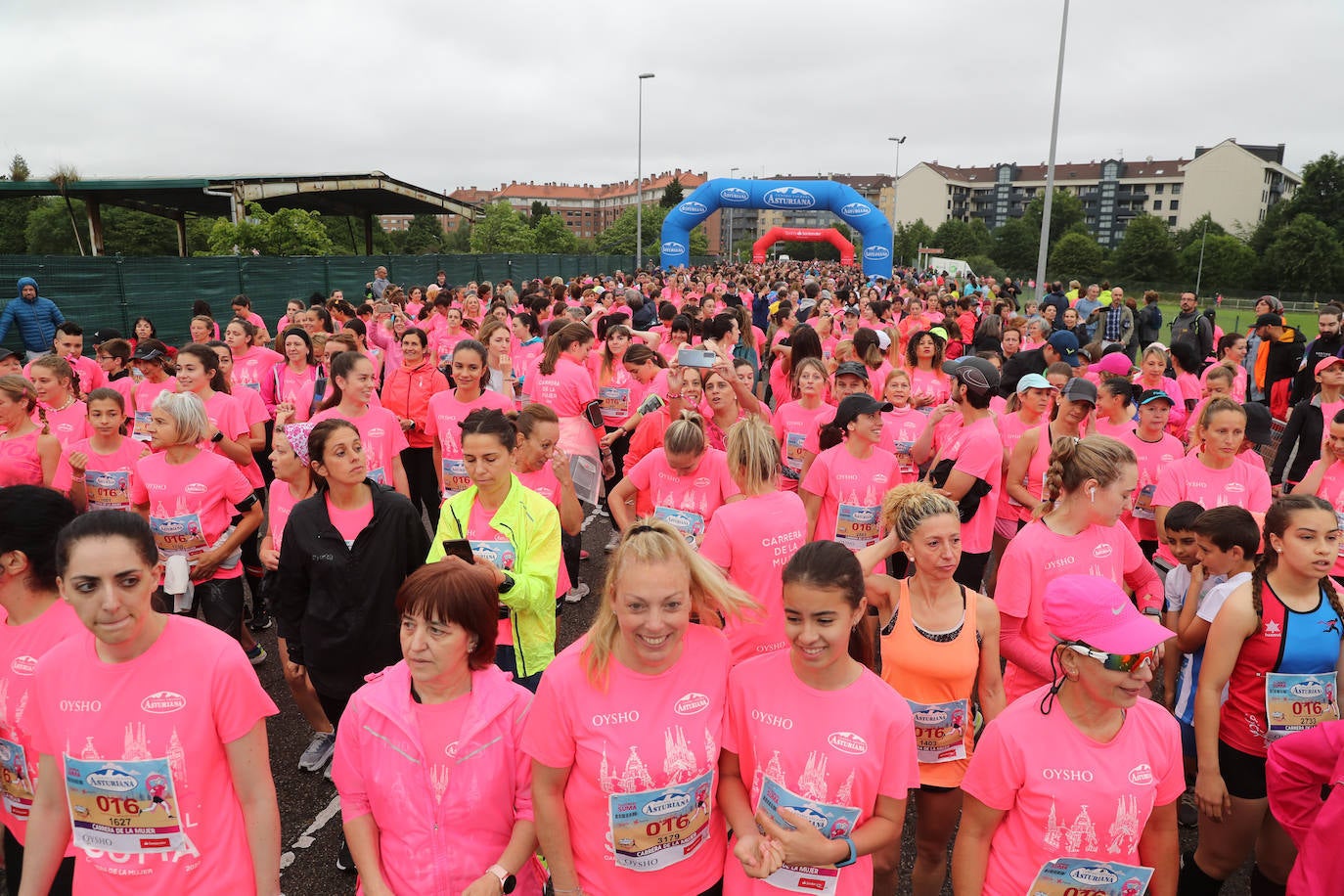 Una enorme marea rosa compuesta por unas 4.500 personas ha inundado este domingo Gijón. La Carrera de la Mujer, organizada por Central Lechera Asturiana, ha regresado a la ciudad en una jornada festiva, reivindicativa y solidaria. Las corredoras han completado los 5 kilómetros con salida en la Avenida Albert Einstein y meta en Las Mestas, y después se han sumado al festival de aeróbic y fitness de una hora. Justo antes de la salida se ha homenajeado a la alpinista local Rosa Fernández por ser un gran ejemplo para todas las deportistas asturianas. La vencedora ha sido Irene Rivero Miras, del AD Gijón Atletismo, que ha completado la prueba en 21'06. Algunas han ido corriendo y otras caminando, pero todas tenían algo en común: las luchas sociales. 