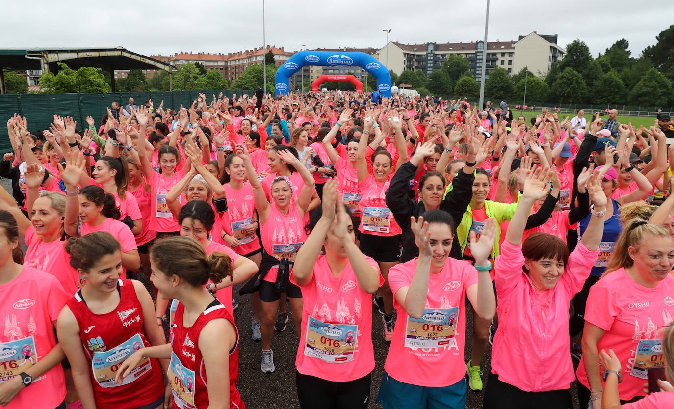 Una enorme marea rosa compuesta por unas 4.500 personas ha inundado este domingo Gijón. La Carrera de la Mujer, organizada por Central Lechera Asturiana, ha regresado a la ciudad en una jornada festiva, reivindicativa y solidaria. Las corredoras han completado los 5 kilómetros con salida en la Avenida Albert Einstein y meta en Las Mestas, y después se han sumado al festival de aeróbic y fitness de una hora. Justo antes de la salida se ha homenajeado a la alpinista local Rosa Fernández por ser un gran ejemplo para todas las deportistas asturianas. La vencedora ha sido Irene Rivero Miras, del AD Gijón Atletismo, que ha completado la prueba en 21'06. Algunas han ido corriendo y otras caminando, pero todas tenían algo en común: las luchas sociales. 