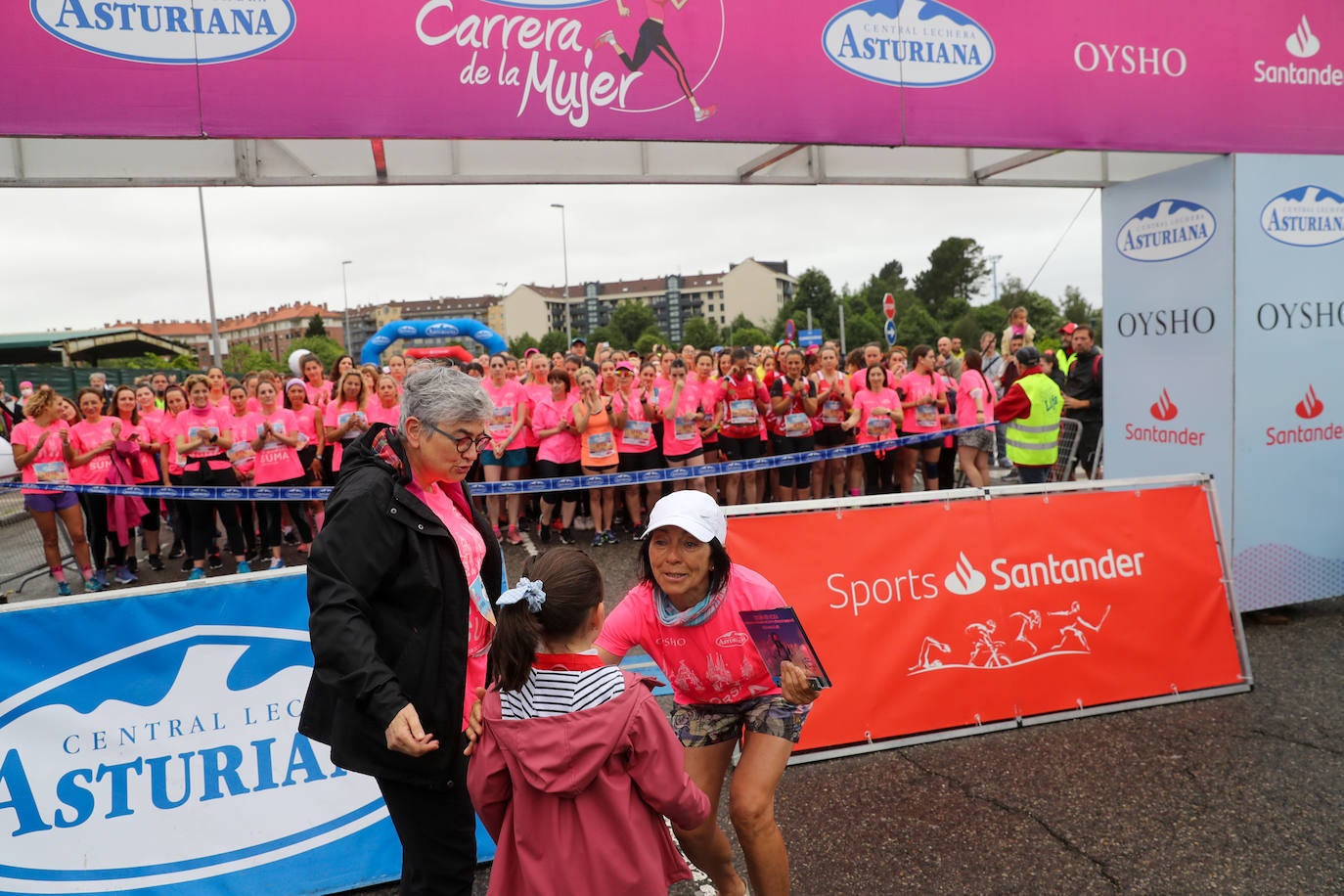 Una enorme marea rosa compuesta por unas 4.500 personas ha inundado este domingo Gijón. La Carrera de la Mujer, organizada por Central Lechera Asturiana, ha regresado a la ciudad en una jornada festiva, reivindicativa y solidaria. Las corredoras han completado los 5 kilómetros con salida en la Avenida Albert Einstein y meta en Las Mestas, y después se han sumado al festival de aeróbic y fitness de una hora. Justo antes de la salida se ha homenajeado a la alpinista local Rosa Fernández por ser un gran ejemplo para todas las deportistas asturianas. La vencedora ha sido Irene Rivero Miras, del AD Gijón Atletismo, que ha completado la prueba en 21'06. Algunas han ido corriendo y otras caminando, pero todas tenían algo en común: las luchas sociales. 