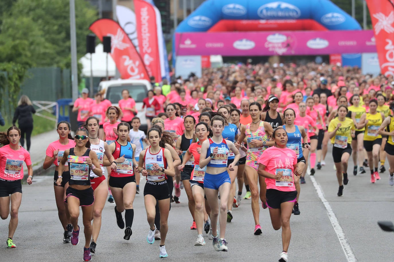 Una enorme marea rosa compuesta por unas 4.500 personas ha inundado este domingo Gijón. La Carrera de la Mujer, organizada por Central Lechera Asturiana, ha regresado a la ciudad en una jornada festiva, reivindicativa y solidaria. Las corredoras han completado los 5 kilómetros con salida en la Avenida Albert Einstein y meta en Las Mestas, y después se han sumado al festival de aeróbic y fitness de una hora. Justo antes de la salida se ha homenajeado a la alpinista local Rosa Fernández por ser un gran ejemplo para todas las deportistas asturianas. La vencedora ha sido Irene Rivero Miras, del AD Gijón Atletismo, que ha completado la prueba en 21'06. Algunas han ido corriendo y otras caminando, pero todas tenían algo en común: las luchas sociales. 