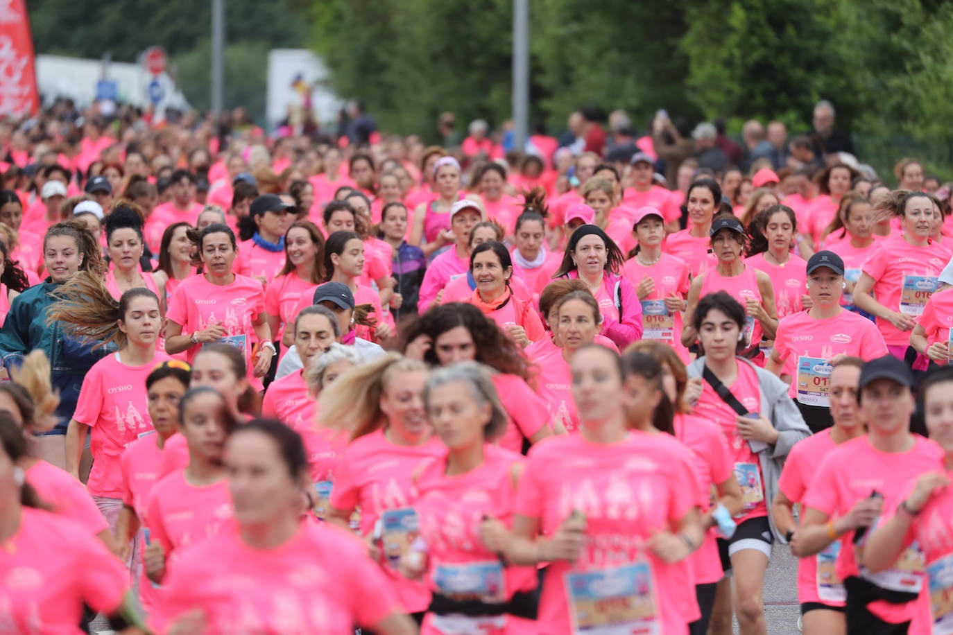 Una enorme marea rosa compuesta por unas 4.500 personas ha inundado este domingo Gijón. La Carrera de la Mujer, organizada por Central Lechera Asturiana, ha regresado a la ciudad en una jornada festiva, reivindicativa y solidaria. Las corredoras han completado los 5 kilómetros con salida en la Avenida Albert Einstein y meta en Las Mestas, y después se han sumado al festival de aeróbic y fitness de una hora. Justo antes de la salida se ha homenajeado a la alpinista local Rosa Fernández por ser un gran ejemplo para todas las deportistas asturianas. La vencedora ha sido Irene Rivero Miras, del AD Gijón Atletismo, que ha completado la prueba en 21'06. Algunas han ido corriendo y otras caminando, pero todas tenían algo en común: las luchas sociales. 