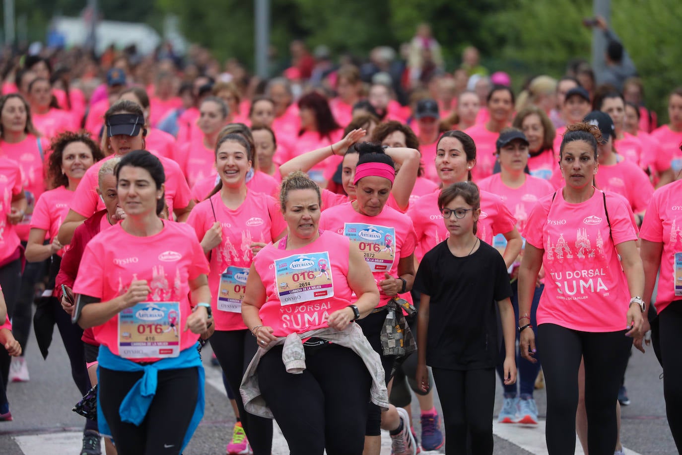 Una enorme marea rosa compuesta por unas 4.500 personas ha inundado este domingo Gijón. La Carrera de la Mujer, organizada por Central Lechera Asturiana, ha regresado a la ciudad en una jornada festiva, reivindicativa y solidaria. Las corredoras han completado los 5 kilómetros con salida en la Avenida Albert Einstein y meta en Las Mestas, y después se han sumado al festival de aeróbic y fitness de una hora. Justo antes de la salida se ha homenajeado a la alpinista local Rosa Fernández por ser un gran ejemplo para todas las deportistas asturianas. La vencedora ha sido Irene Rivero Miras, del AD Gijón Atletismo, que ha completado la prueba en 21'06. Algunas han ido corriendo y otras caminando, pero todas tenían algo en común: las luchas sociales. 