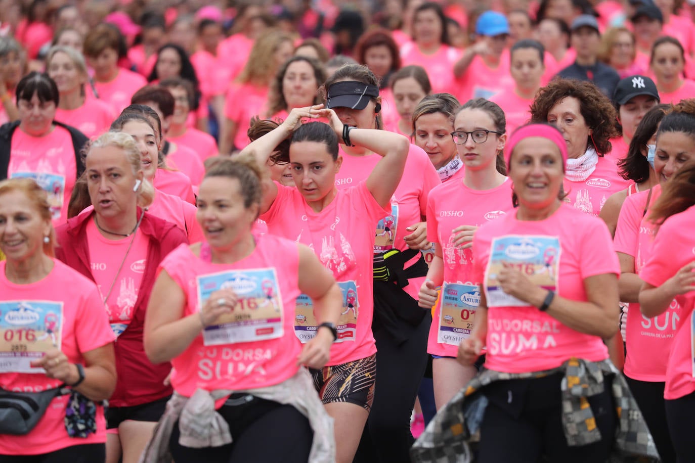 Una enorme marea rosa compuesta por unas 4.500 personas ha inundado este domingo Gijón. La Carrera de la Mujer, organizada por Central Lechera Asturiana, ha regresado a la ciudad en una jornada festiva, reivindicativa y solidaria. Las corredoras han completado los 5 kilómetros con salida en la Avenida Albert Einstein y meta en Las Mestas, y después se han sumado al festival de aeróbic y fitness de una hora. Justo antes de la salida se ha homenajeado a la alpinista local Rosa Fernández por ser un gran ejemplo para todas las deportistas asturianas. La vencedora ha sido Irene Rivero Miras, del AD Gijón Atletismo, que ha completado la prueba en 21'06. Algunas han ido corriendo y otras caminando, pero todas tenían algo en común: las luchas sociales. 