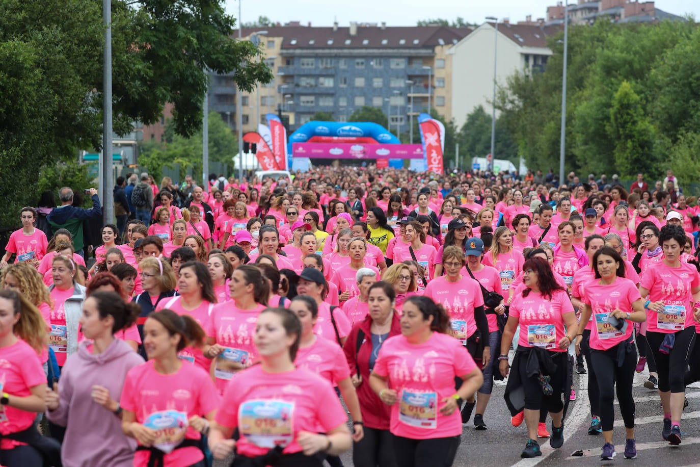 Una enorme marea rosa compuesta por unas 4.500 personas ha inundado este domingo Gijón. La Carrera de la Mujer, organizada por Central Lechera Asturiana, ha regresado a la ciudad en una jornada festiva, reivindicativa y solidaria. Las corredoras han completado los 5 kilómetros con salida en la Avenida Albert Einstein y meta en Las Mestas, y después se han sumado al festival de aeróbic y fitness de una hora. Justo antes de la salida se ha homenajeado a la alpinista local Rosa Fernández por ser un gran ejemplo para todas las deportistas asturianas. La vencedora ha sido Irene Rivero Miras, del AD Gijón Atletismo, que ha completado la prueba en 21'06. Algunas han ido corriendo y otras caminando, pero todas tenían algo en común: las luchas sociales. 