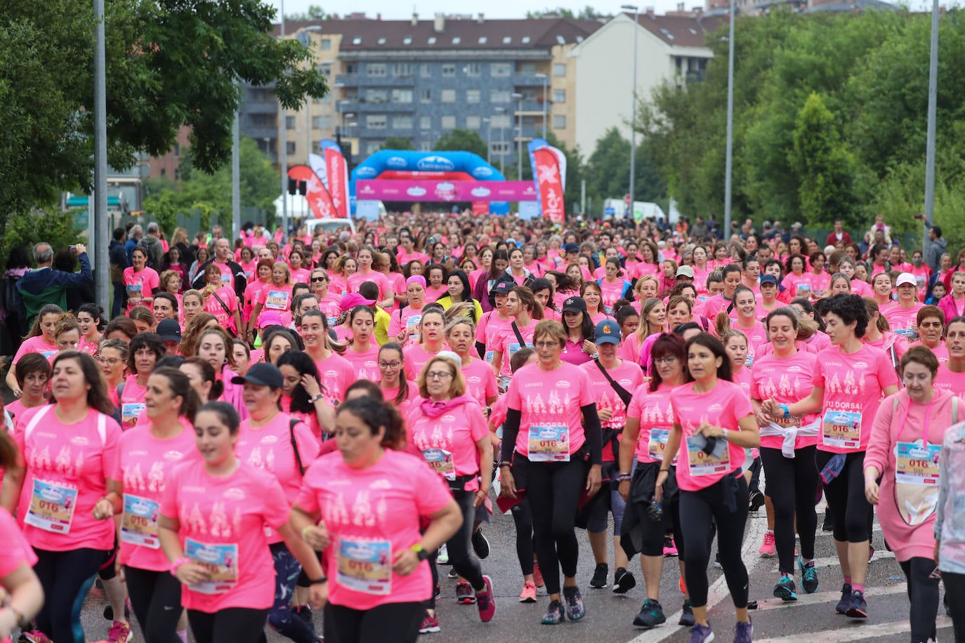 Una enorme marea rosa compuesta por unas 4.500 personas ha inundado este domingo Gijón. La Carrera de la Mujer, organizada por Central Lechera Asturiana, ha regresado a la ciudad en una jornada festiva, reivindicativa y solidaria. Las corredoras han completado los 5 kilómetros con salida en la Avenida Albert Einstein y meta en Las Mestas, y después se han sumado al festival de aeróbic y fitness de una hora. Justo antes de la salida se ha homenajeado a la alpinista local Rosa Fernández por ser un gran ejemplo para todas las deportistas asturianas. La vencedora ha sido Irene Rivero Miras, del AD Gijón Atletismo, que ha completado la prueba en 21'06. Algunas han ido corriendo y otras caminando, pero todas tenían algo en común: las luchas sociales. 