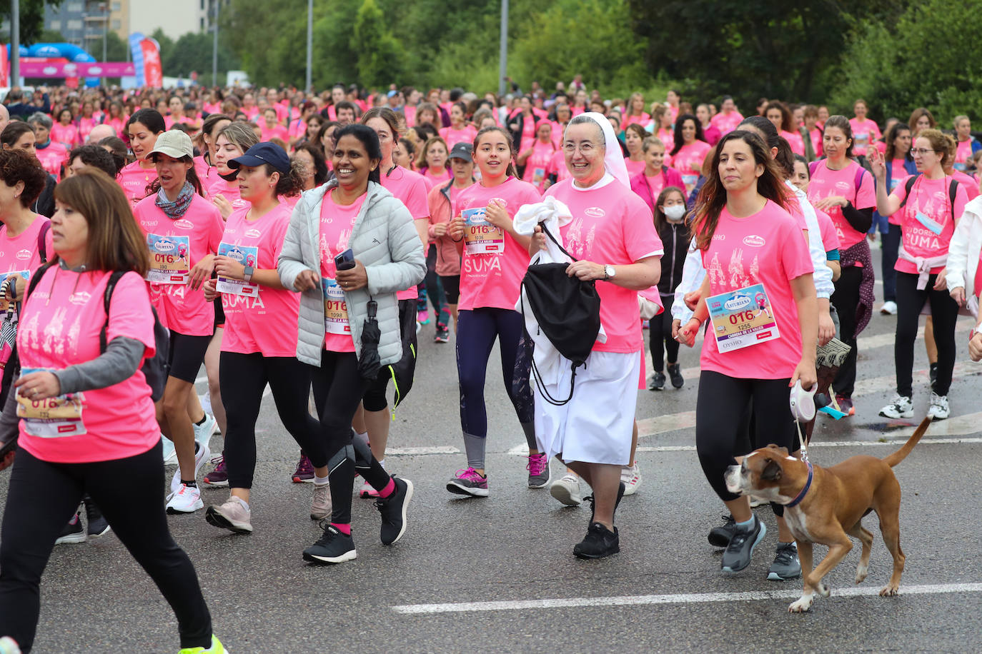 Una enorme marea rosa compuesta por unas 4.500 personas ha inundado este domingo Gijón. La Carrera de la Mujer, organizada por Central Lechera Asturiana, ha regresado a la ciudad en una jornada festiva, reivindicativa y solidaria. Las corredoras han completado los 5 kilómetros con salida en la Avenida Albert Einstein y meta en Las Mestas, y después se han sumado al festival de aeróbic y fitness de una hora. Justo antes de la salida se ha homenajeado a la alpinista local Rosa Fernández por ser un gran ejemplo para todas las deportistas asturianas. La vencedora ha sido Irene Rivero Miras, del AD Gijón Atletismo, que ha completado la prueba en 21'06. Algunas han ido corriendo y otras caminando, pero todas tenían algo en común: las luchas sociales. 