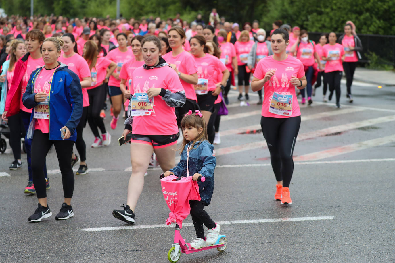 Una enorme marea rosa compuesta por unas 4.500 personas ha inundado este domingo Gijón. La Carrera de la Mujer, organizada por Central Lechera Asturiana, ha regresado a la ciudad en una jornada festiva, reivindicativa y solidaria. Las corredoras han completado los 5 kilómetros con salida en la Avenida Albert Einstein y meta en Las Mestas, y después se han sumado al festival de aeróbic y fitness de una hora. Justo antes de la salida se ha homenajeado a la alpinista local Rosa Fernández por ser un gran ejemplo para todas las deportistas asturianas. La vencedora ha sido Irene Rivero Miras, del AD Gijón Atletismo, que ha completado la prueba en 21'06. Algunas han ido corriendo y otras caminando, pero todas tenían algo en común: las luchas sociales. 