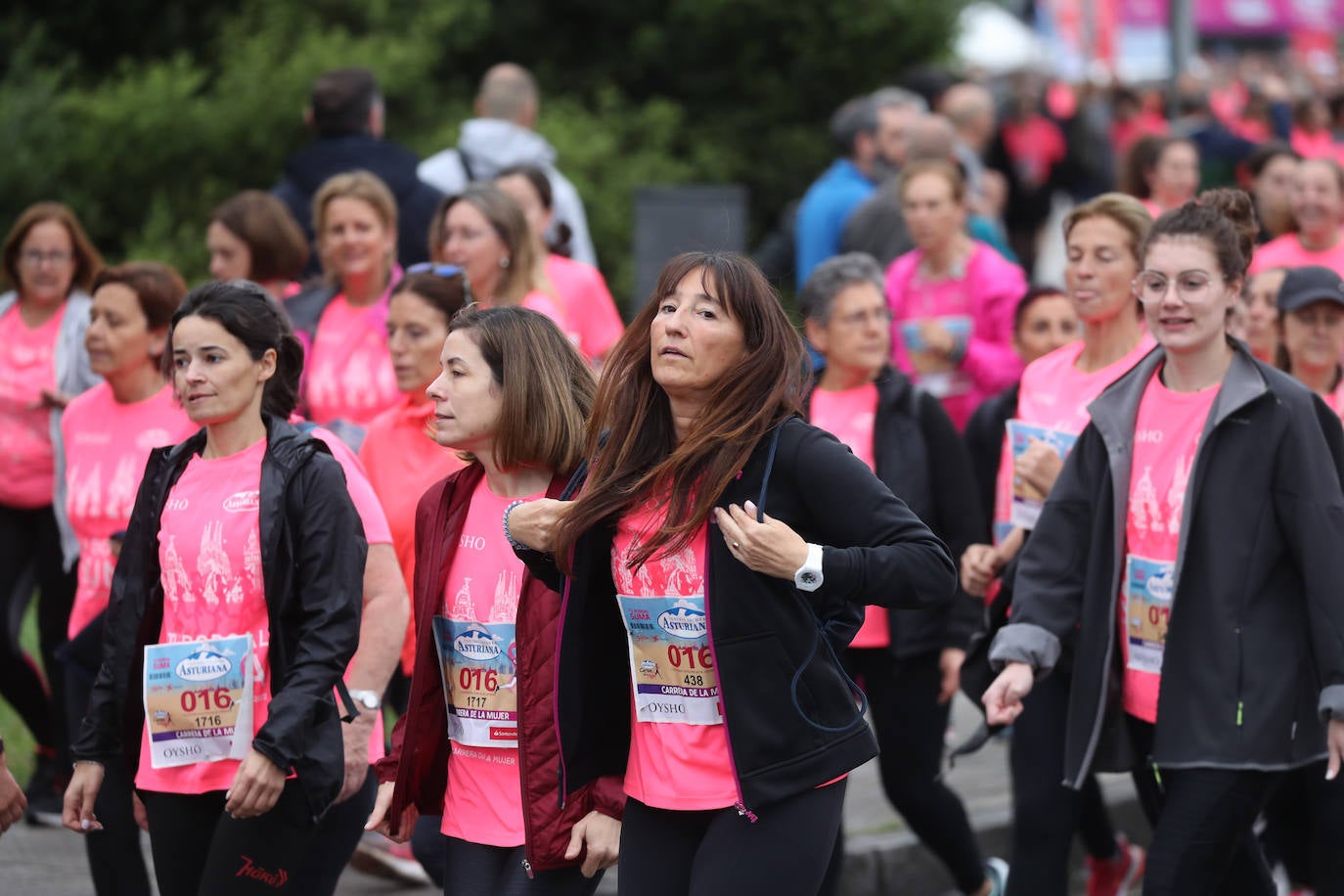 Una enorme marea rosa compuesta por unas 4.500 personas ha inundado este domingo Gijón. La Carrera de la Mujer, organizada por Central Lechera Asturiana, ha regresado a la ciudad en una jornada festiva, reivindicativa y solidaria. Las corredoras han completado los 5 kilómetros con salida en la Avenida Albert Einstein y meta en Las Mestas, y después se han sumado al festival de aeróbic y fitness de una hora. Justo antes de la salida se ha homenajeado a la alpinista local Rosa Fernández por ser un gran ejemplo para todas las deportistas asturianas. La vencedora ha sido Irene Rivero Miras, del AD Gijón Atletismo, que ha completado la prueba en 21'06. Algunas han ido corriendo y otras caminando, pero todas tenían algo en común: las luchas sociales. 