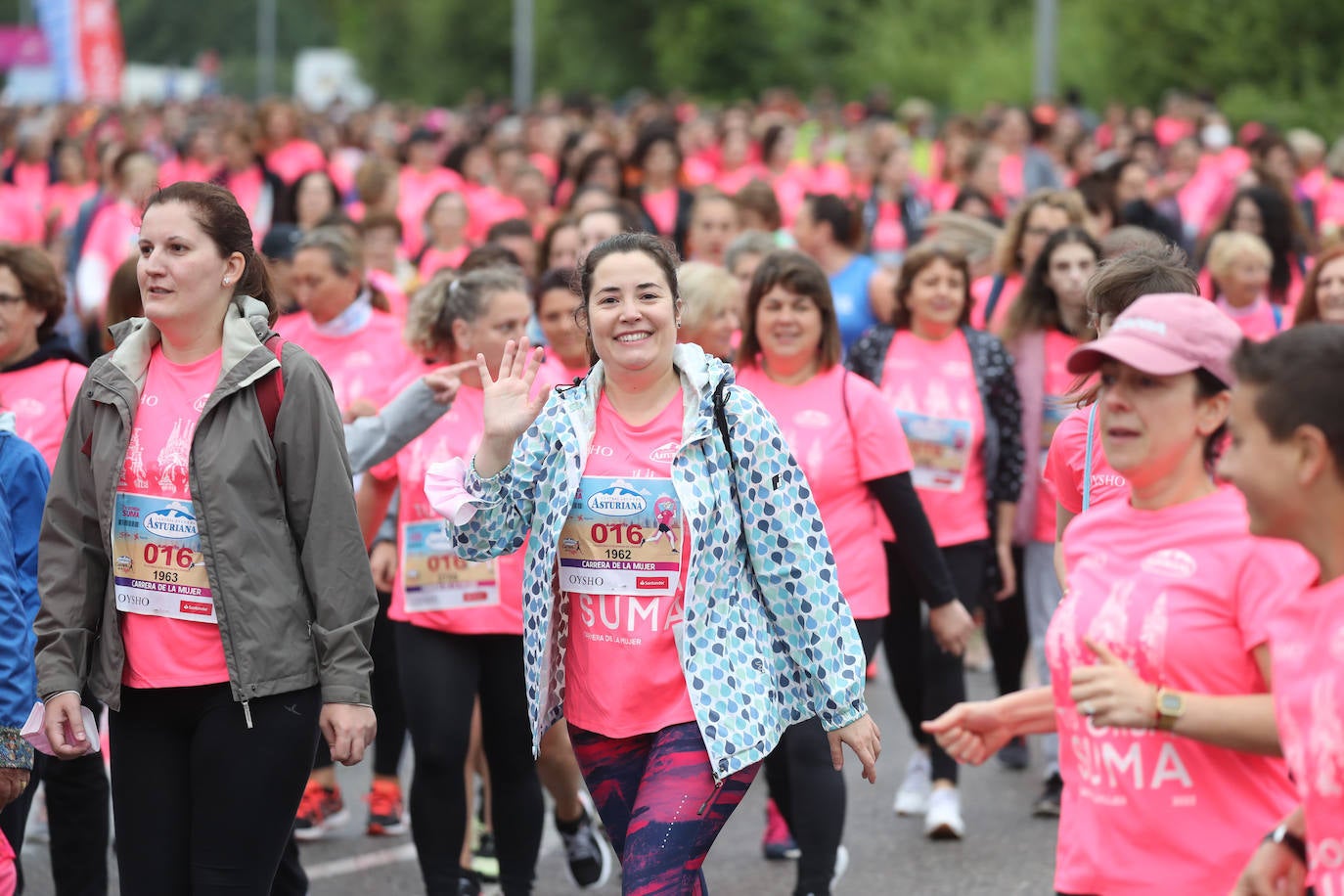 Una enorme marea rosa compuesta por unas 4.500 personas ha inundado este domingo Gijón. La Carrera de la Mujer, organizada por Central Lechera Asturiana, ha regresado a la ciudad en una jornada festiva, reivindicativa y solidaria. Las corredoras han completado los 5 kilómetros con salida en la Avenida Albert Einstein y meta en Las Mestas, y después se han sumado al festival de aeróbic y fitness de una hora. Justo antes de la salida se ha homenajeado a la alpinista local Rosa Fernández por ser un gran ejemplo para todas las deportistas asturianas. La vencedora ha sido Irene Rivero Miras, del AD Gijón Atletismo, que ha completado la prueba en 21'06. Algunas han ido corriendo y otras caminando, pero todas tenían algo en común: las luchas sociales. 