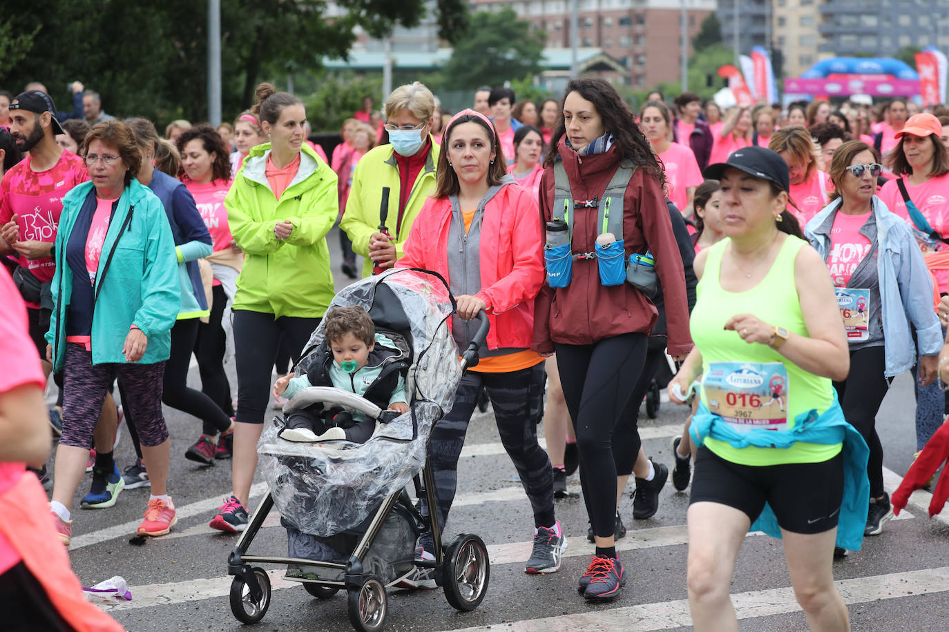 Una enorme marea rosa compuesta por unas 4.500 personas ha inundado este domingo Gijón. La Carrera de la Mujer, organizada por Central Lechera Asturiana, ha regresado a la ciudad en una jornada festiva, reivindicativa y solidaria. Las corredoras han completado los 5 kilómetros con salida en la Avenida Albert Einstein y meta en Las Mestas, y después se han sumado al festival de aeróbic y fitness de una hora. Justo antes de la salida se ha homenajeado a la alpinista local Rosa Fernández por ser un gran ejemplo para todas las deportistas asturianas. La vencedora ha sido Irene Rivero Miras, del AD Gijón Atletismo, que ha completado la prueba en 21'06. Algunas han ido corriendo y otras caminando, pero todas tenían algo en común: las luchas sociales. 