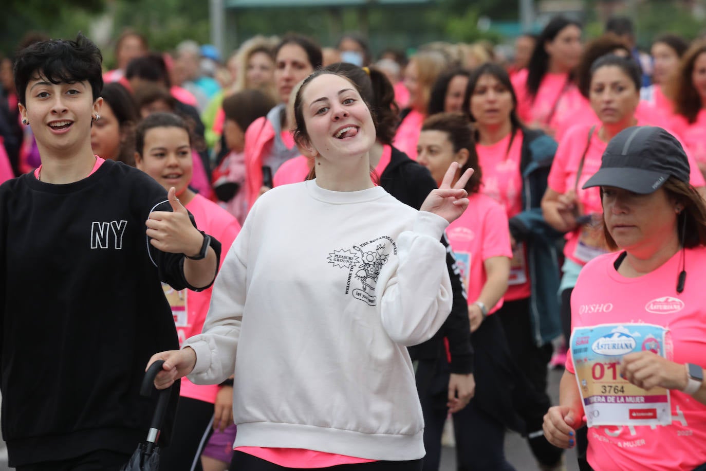 Una enorme marea rosa compuesta por unas 4.500 personas ha inundado este domingo Gijón. La Carrera de la Mujer, organizada por Central Lechera Asturiana, ha regresado a la ciudad en una jornada festiva, reivindicativa y solidaria. Las corredoras han completado los 5 kilómetros con salida en la Avenida Albert Einstein y meta en Las Mestas, y después se han sumado al festival de aeróbic y fitness de una hora. Justo antes de la salida se ha homenajeado a la alpinista local Rosa Fernández por ser un gran ejemplo para todas las deportistas asturianas. La vencedora ha sido Irene Rivero Miras, del AD Gijón Atletismo, que ha completado la prueba en 21'06. Algunas han ido corriendo y otras caminando, pero todas tenían algo en común: las luchas sociales. 