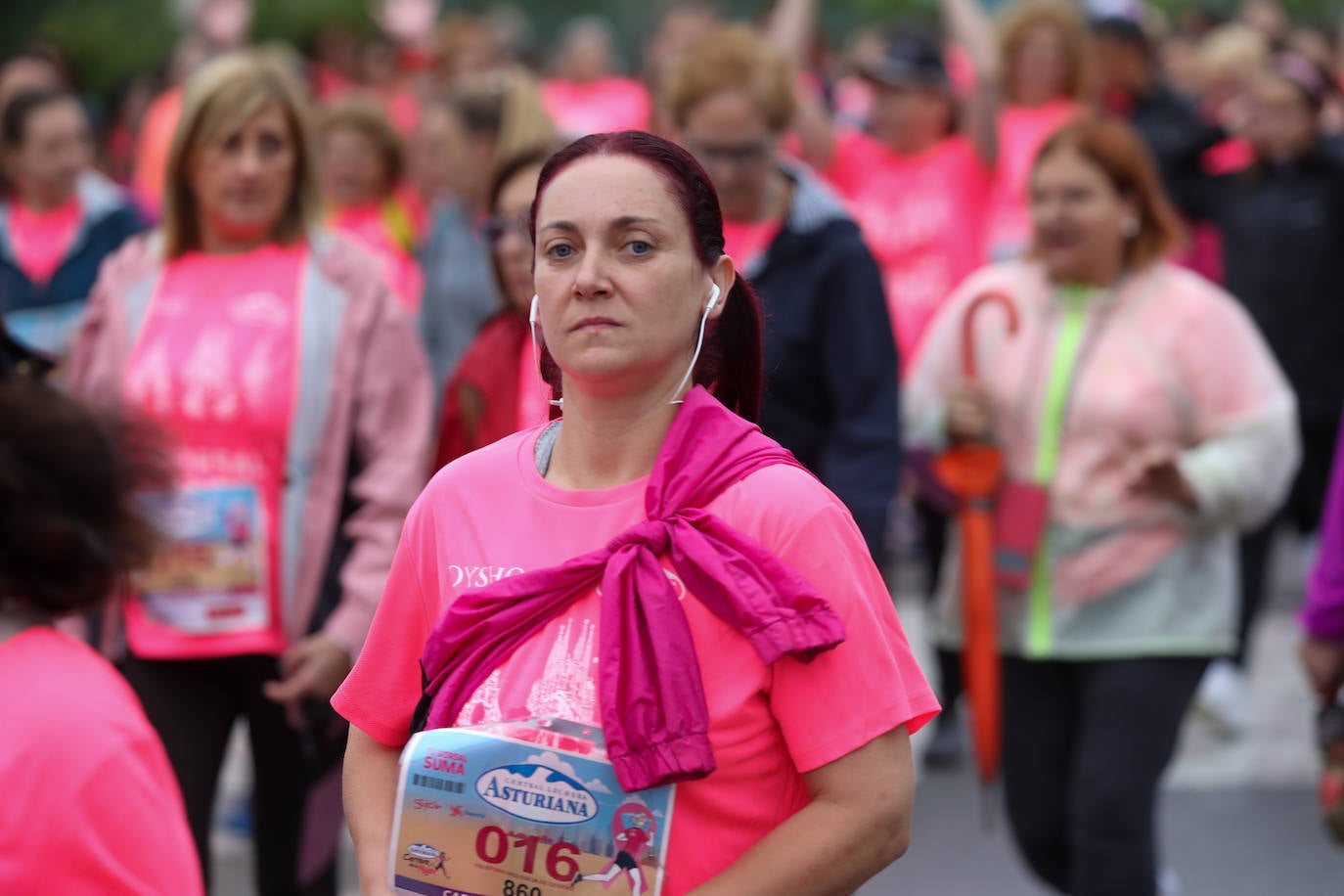 Una enorme marea rosa compuesta por unas 4.500 personas ha inundado este domingo Gijón. La Carrera de la Mujer, organizada por Central Lechera Asturiana, ha regresado a la ciudad en una jornada festiva, reivindicativa y solidaria. Las corredoras han completado los 5 kilómetros con salida en la Avenida Albert Einstein y meta en Las Mestas, y después se han sumado al festival de aeróbic y fitness de una hora. Justo antes de la salida se ha homenajeado a la alpinista local Rosa Fernández por ser un gran ejemplo para todas las deportistas asturianas. La vencedora ha sido Irene Rivero Miras, del AD Gijón Atletismo, que ha completado la prueba en 21'06. Algunas han ido corriendo y otras caminando, pero todas tenían algo en común: las luchas sociales. 