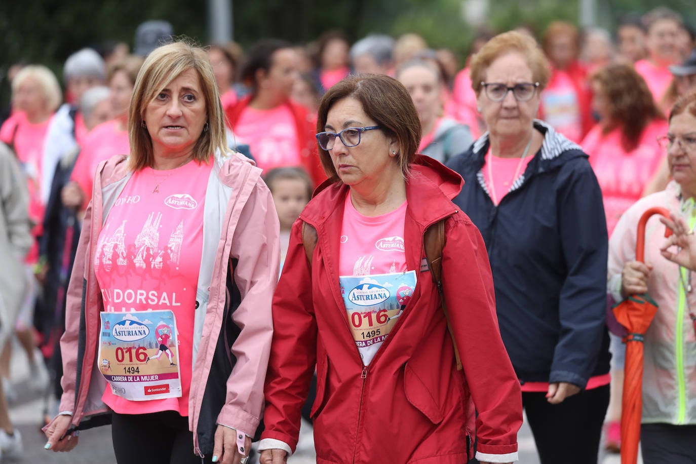 Una enorme marea rosa compuesta por unas 4.500 personas ha inundado este domingo Gijón. La Carrera de la Mujer, organizada por Central Lechera Asturiana, ha regresado a la ciudad en una jornada festiva, reivindicativa y solidaria. Las corredoras han completado los 5 kilómetros con salida en la Avenida Albert Einstein y meta en Las Mestas, y después se han sumado al festival de aeróbic y fitness de una hora. Justo antes de la salida se ha homenajeado a la alpinista local Rosa Fernández por ser un gran ejemplo para todas las deportistas asturianas. La vencedora ha sido Irene Rivero Miras, del AD Gijón Atletismo, que ha completado la prueba en 21'06. Algunas han ido corriendo y otras caminando, pero todas tenían algo en común: las luchas sociales. 