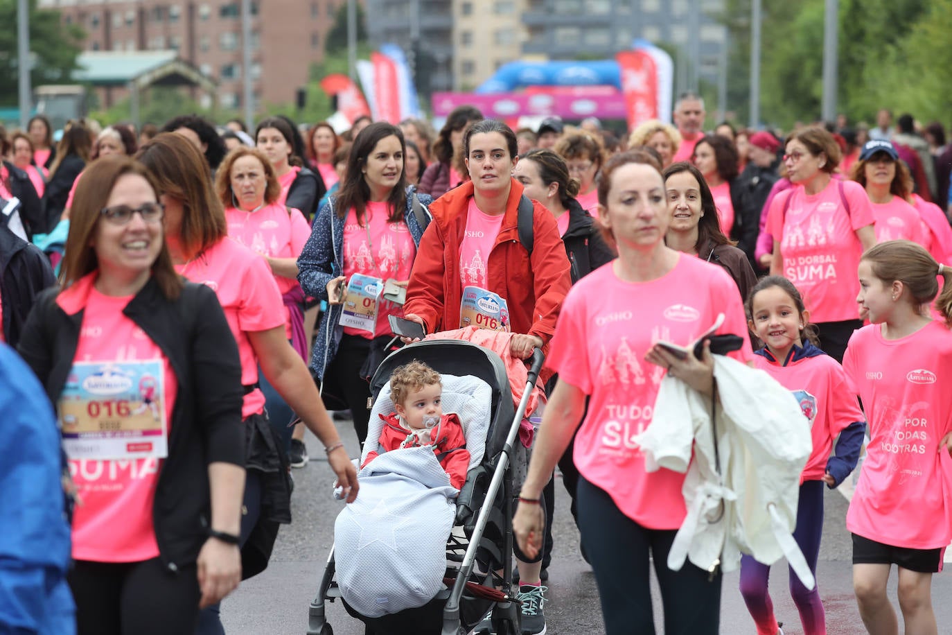 Una enorme marea rosa compuesta por unas 4.500 personas ha inundado este domingo Gijón. La Carrera de la Mujer, organizada por Central Lechera Asturiana, ha regresado a la ciudad en una jornada festiva, reivindicativa y solidaria. Las corredoras han completado los 5 kilómetros con salida en la Avenida Albert Einstein y meta en Las Mestas, y después se han sumado al festival de aeróbic y fitness de una hora. Justo antes de la salida se ha homenajeado a la alpinista local Rosa Fernández por ser un gran ejemplo para todas las deportistas asturianas. La vencedora ha sido Irene Rivero Miras, del AD Gijón Atletismo, que ha completado la prueba en 21'06. Algunas han ido corriendo y otras caminando, pero todas tenían algo en común: las luchas sociales. 