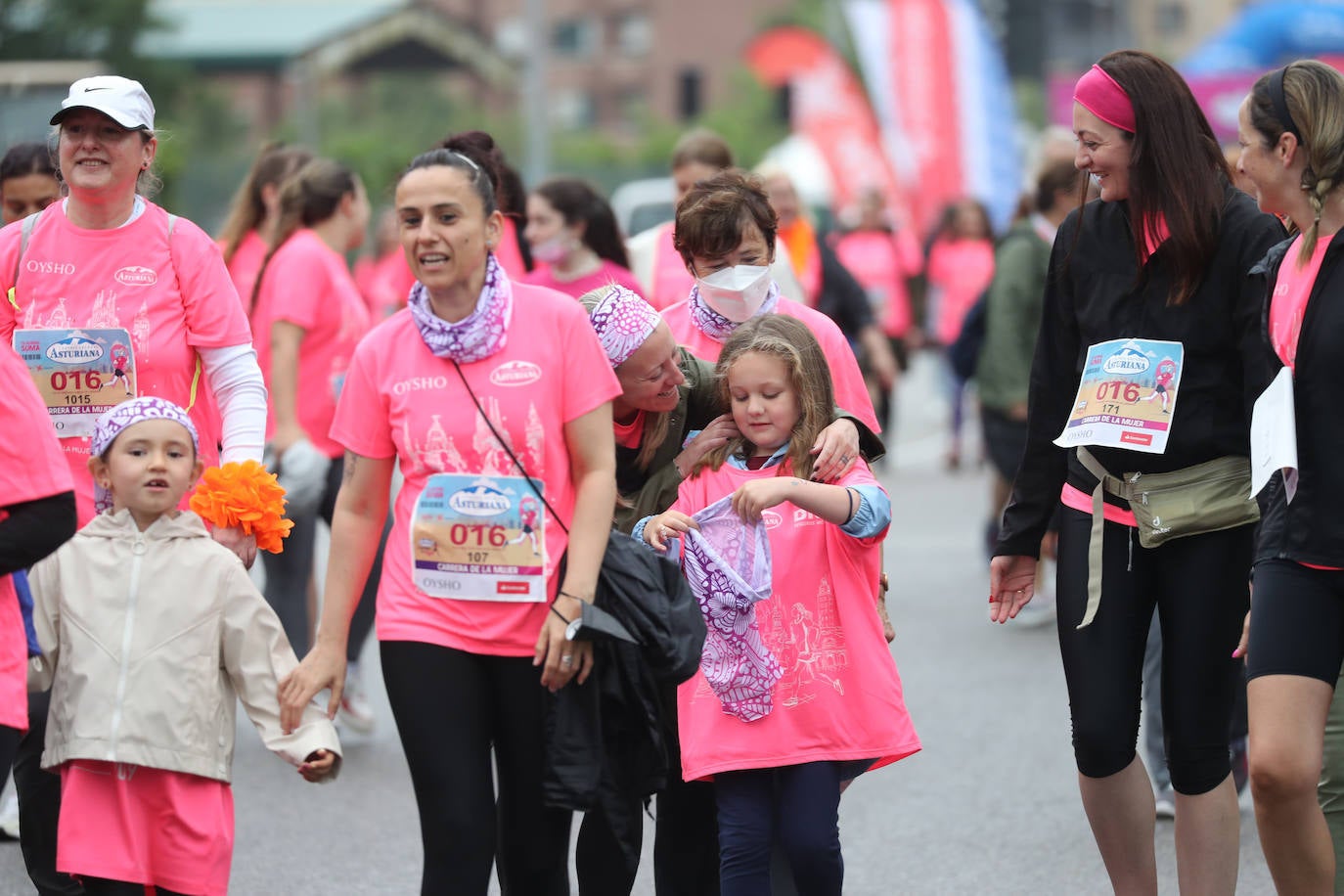 Una enorme marea rosa compuesta por unas 4.500 personas ha inundado este domingo Gijón. La Carrera de la Mujer, organizada por Central Lechera Asturiana, ha regresado a la ciudad en una jornada festiva, reivindicativa y solidaria. Las corredoras han completado los 5 kilómetros con salida en la Avenida Albert Einstein y meta en Las Mestas, y después se han sumado al festival de aeróbic y fitness de una hora. Justo antes de la salida se ha homenajeado a la alpinista local Rosa Fernández por ser un gran ejemplo para todas las deportistas asturianas. La vencedora ha sido Irene Rivero Miras, del AD Gijón Atletismo, que ha completado la prueba en 21'06. Algunas han ido corriendo y otras caminando, pero todas tenían algo en común: las luchas sociales. 