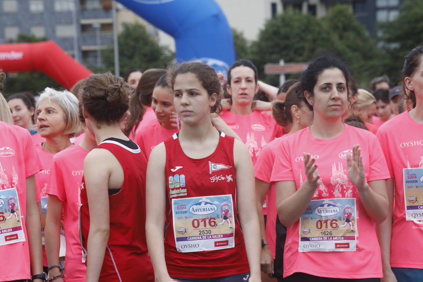 Una enorme marea rosa compuesta por unas 4.500 personas ha inundado este domingo Gijón. La Carrera de la Mujer, organizada por Central Lechera Asturiana, ha regresado a la ciudad en una jornada festiva, reivindicativa y solidaria. Las corredoras han completado los 5 kilómetros con salida en la Avenida Albert Einstein y meta en Las Mestas, y después se han sumado al festival de aeróbic y fitness de una hora. Justo antes de la salida se ha homenajeado a la alpinista local Rosa Fernández por ser un gran ejemplo para todas las deportistas asturianas. La vencedora ha sido Irene Rivero Miras, del AD Gijón Atletismo, que ha completado la prueba en 21'06. Algunas han ido corriendo y otras caminando, pero todas tenían algo en común: las luchas sociales. 