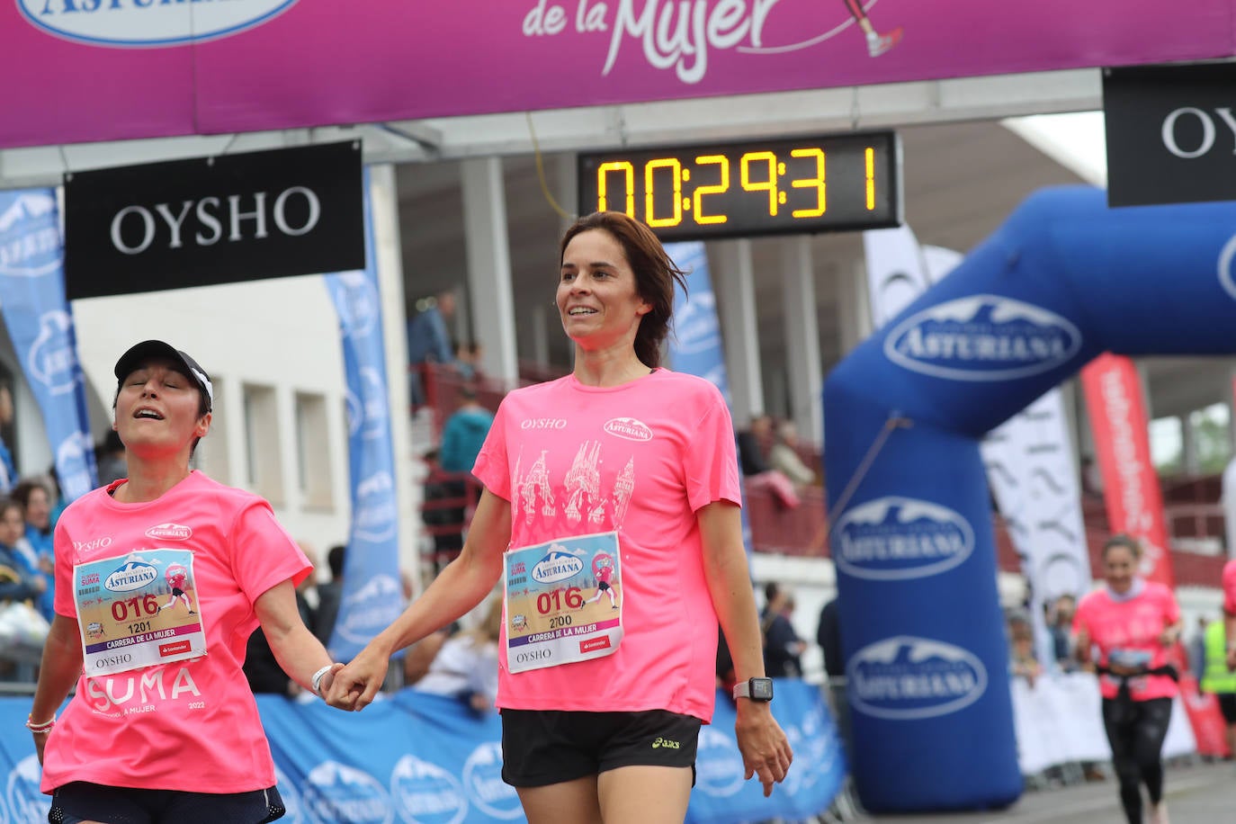 Una enorme marea rosa compuesta por unas 4.500 personas ha inundado este domingo Gijón. La Carrera de la Mujer, organizada por Central Lechera Asturiana, ha regresado a la ciudad en una jornada festiva, reivindicativa y solidaria. Las corredoras han completado los 5 kilómetros con salida en la Avenida Albert Einstein y meta en Las Mestas, y después se han sumado al festival de aeróbic y fitness de una hora. Justo antes de la salida se ha homenajeado a la alpinista local Rosa Fernández por ser un gran ejemplo para todas las deportistas asturianas. La vencedora ha sido Irene Rivero Miras, del AD Gijón Atletismo, que ha completado la prueba en 21'06. Algunas han ido corriendo y otras caminando, pero todas tenían algo en común: las luchas sociales. 