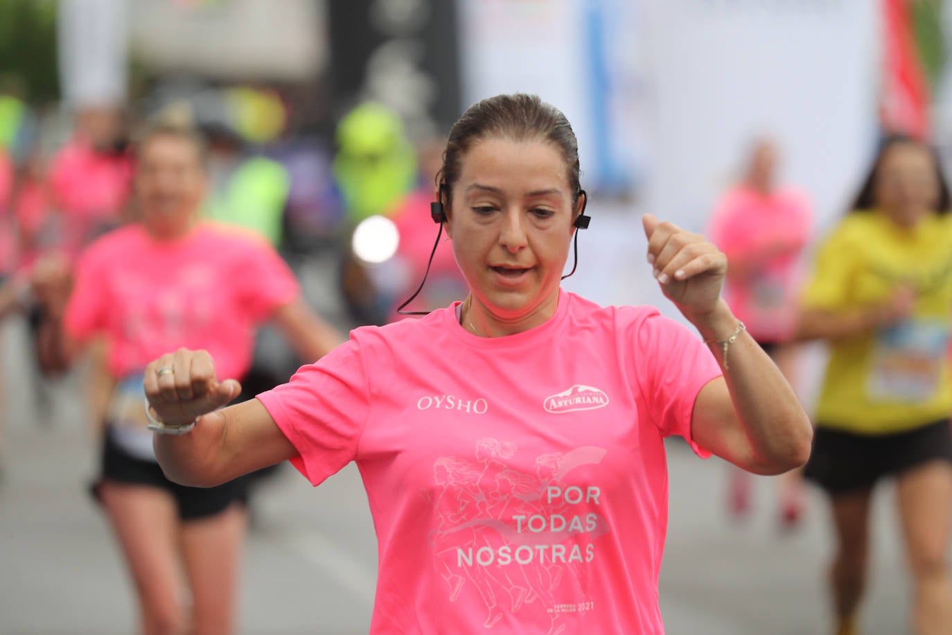 Una enorme marea rosa compuesta por unas 4.500 personas ha inundado este domingo Gijón. La Carrera de la Mujer, organizada por Central Lechera Asturiana, ha regresado a la ciudad en una jornada festiva, reivindicativa y solidaria. Las corredoras han completado los 5 kilómetros con salida en la Avenida Albert Einstein y meta en Las Mestas, y después se han sumado al festival de aeróbic y fitness de una hora. Justo antes de la salida se ha homenajeado a la alpinista local Rosa Fernández por ser un gran ejemplo para todas las deportistas asturianas. La vencedora ha sido Irene Rivero Miras, del AD Gijón Atletismo, que ha completado la prueba en 21'06. Algunas han ido corriendo y otras caminando, pero todas tenían algo en común: las luchas sociales. 