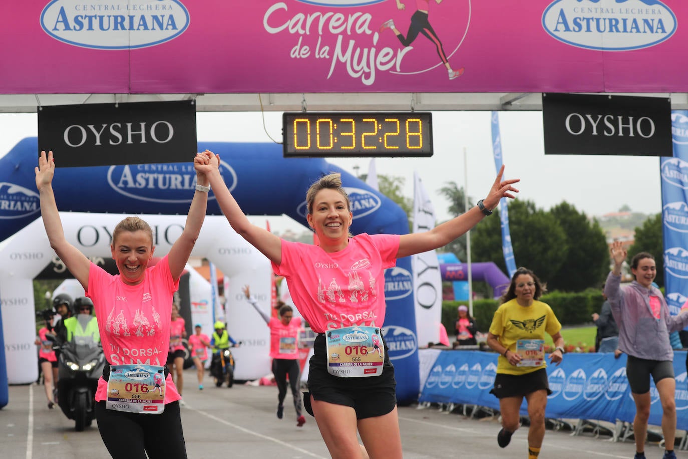 Una enorme marea rosa compuesta por unas 4.500 personas ha inundado este domingo Gijón. La Carrera de la Mujer, organizada por Central Lechera Asturiana, ha regresado a la ciudad en una jornada festiva, reivindicativa y solidaria. Las corredoras han completado los 5 kilómetros con salida en la Avenida Albert Einstein y meta en Las Mestas, y después se han sumado al festival de aeróbic y fitness de una hora. Justo antes de la salida se ha homenajeado a la alpinista local Rosa Fernández por ser un gran ejemplo para todas las deportistas asturianas. La vencedora ha sido Irene Rivero Miras, del AD Gijón Atletismo, que ha completado la prueba en 21'06. Algunas han ido corriendo y otras caminando, pero todas tenían algo en común: las luchas sociales. 