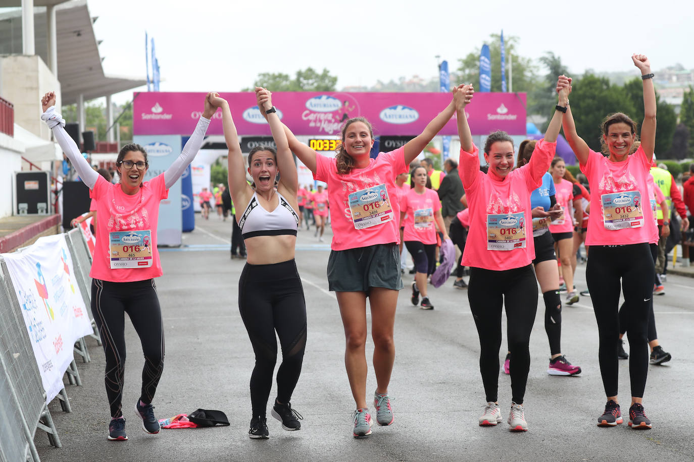 Una enorme marea rosa compuesta por unas 4.500 personas ha inundado este domingo Gijón. La Carrera de la Mujer, organizada por Central Lechera Asturiana, ha regresado a la ciudad en una jornada festiva, reivindicativa y solidaria. Las corredoras han completado los 5 kilómetros con salida en la Avenida Albert Einstein y meta en Las Mestas, y después se han sumado al festival de aeróbic y fitness de una hora. Justo antes de la salida se ha homenajeado a la alpinista local Rosa Fernández por ser un gran ejemplo para todas las deportistas asturianas. La vencedora ha sido Irene Rivero Miras, del AD Gijón Atletismo, que ha completado la prueba en 21'06. Algunas han ido corriendo y otras caminando, pero todas tenían algo en común: las luchas sociales. 