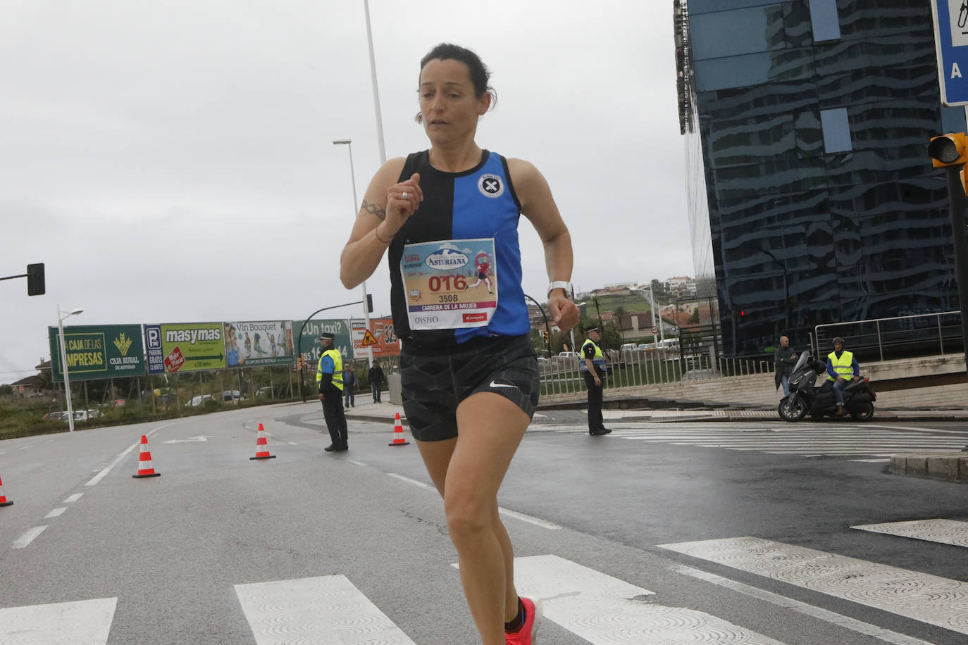 Una enorme marea rosa compuesta por unas 4.500 personas ha inundado este domingo Gijón. La Carrera de la Mujer, organizada por Central Lechera Asturiana, ha regresado a la ciudad en una jornada festiva, reivindicativa y solidaria. Las corredoras han completado los 5 kilómetros con salida en la Avenida Albert Einstein y meta en Las Mestas, y después se han sumado al festival de aeróbic y fitness de una hora. Justo antes de la salida se ha homenajeado a la alpinista local Rosa Fernández por ser un gran ejemplo para todas las deportistas asturianas. La vencedora ha sido Irene Rivero Miras, del AD Gijón Atletismo, que ha completado la prueba en 21'06. Algunas han ido corriendo y otras caminando, pero todas tenían algo en común: las luchas sociales. 