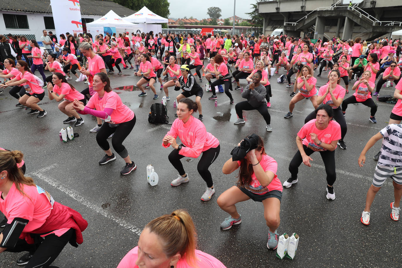 Una enorme marea rosa compuesta por unas 4.500 personas ha inundado este domingo Gijón. La Carrera de la Mujer, organizada por Central Lechera Asturiana, ha regresado a la ciudad en una jornada festiva, reivindicativa y solidaria. Las corredoras han completado los 5 kilómetros con salida en la Avenida Albert Einstein y meta en Las Mestas, y después se han sumado al festival de aeróbic y fitness de una hora. Justo antes de la salida se ha homenajeado a la alpinista local Rosa Fernández por ser un gran ejemplo para todas las deportistas asturianas. La vencedora ha sido Irene Rivero Miras, del AD Gijón Atletismo, que ha completado la prueba en 21'06. Algunas han ido corriendo y otras caminando, pero todas tenían algo en común: las luchas sociales. 