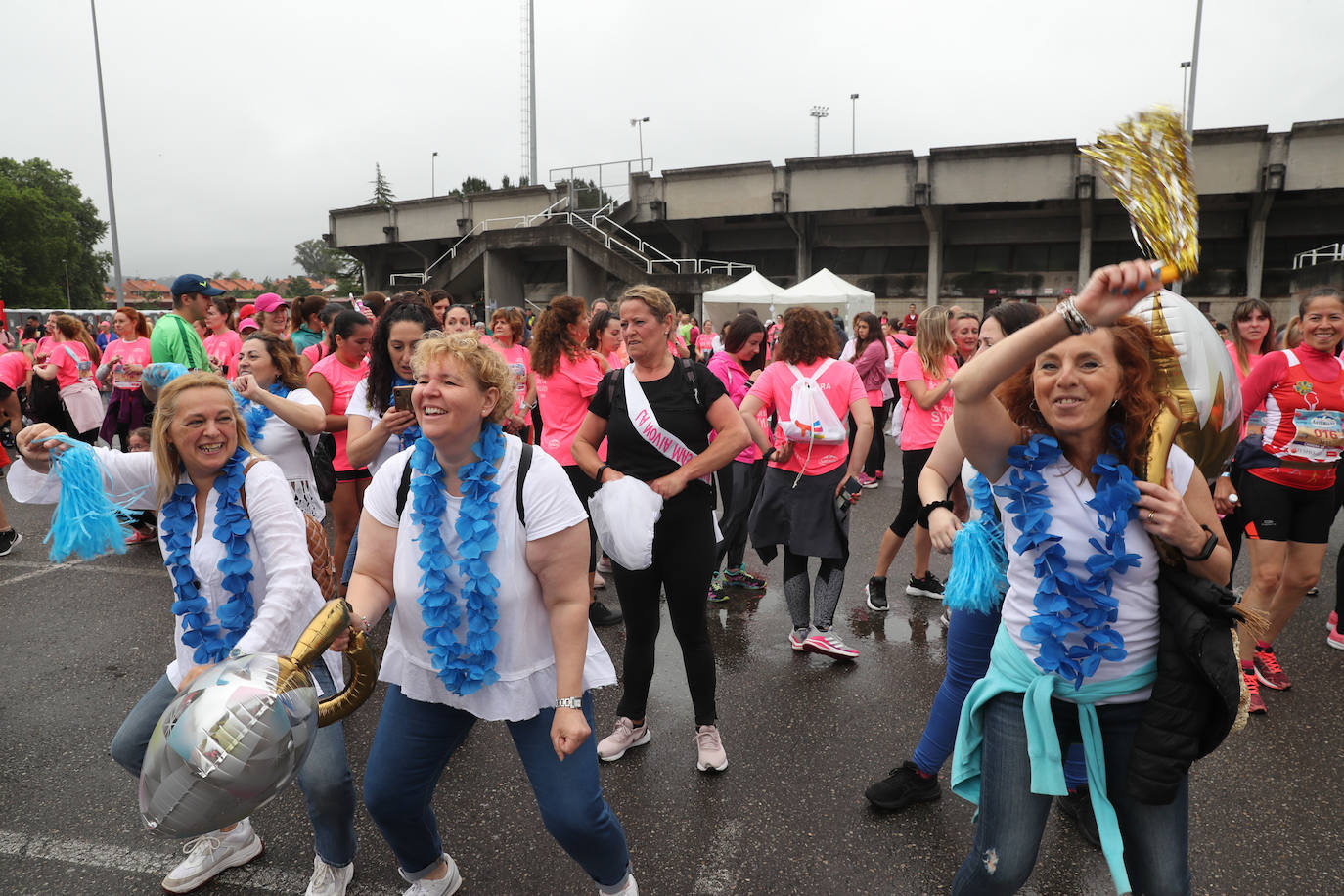 Una enorme marea rosa compuesta por unas 4.500 personas ha inundado este domingo Gijón. La Carrera de la Mujer, organizada por Central Lechera Asturiana, ha regresado a la ciudad en una jornada festiva, reivindicativa y solidaria. Las corredoras han completado los 5 kilómetros con salida en la Avenida Albert Einstein y meta en Las Mestas, y después se han sumado al festival de aeróbic y fitness de una hora. Justo antes de la salida se ha homenajeado a la alpinista local Rosa Fernández por ser un gran ejemplo para todas las deportistas asturianas. La vencedora ha sido Irene Rivero Miras, del AD Gijón Atletismo, que ha completado la prueba en 21'06. Algunas han ido corriendo y otras caminando, pero todas tenían algo en común: las luchas sociales. 