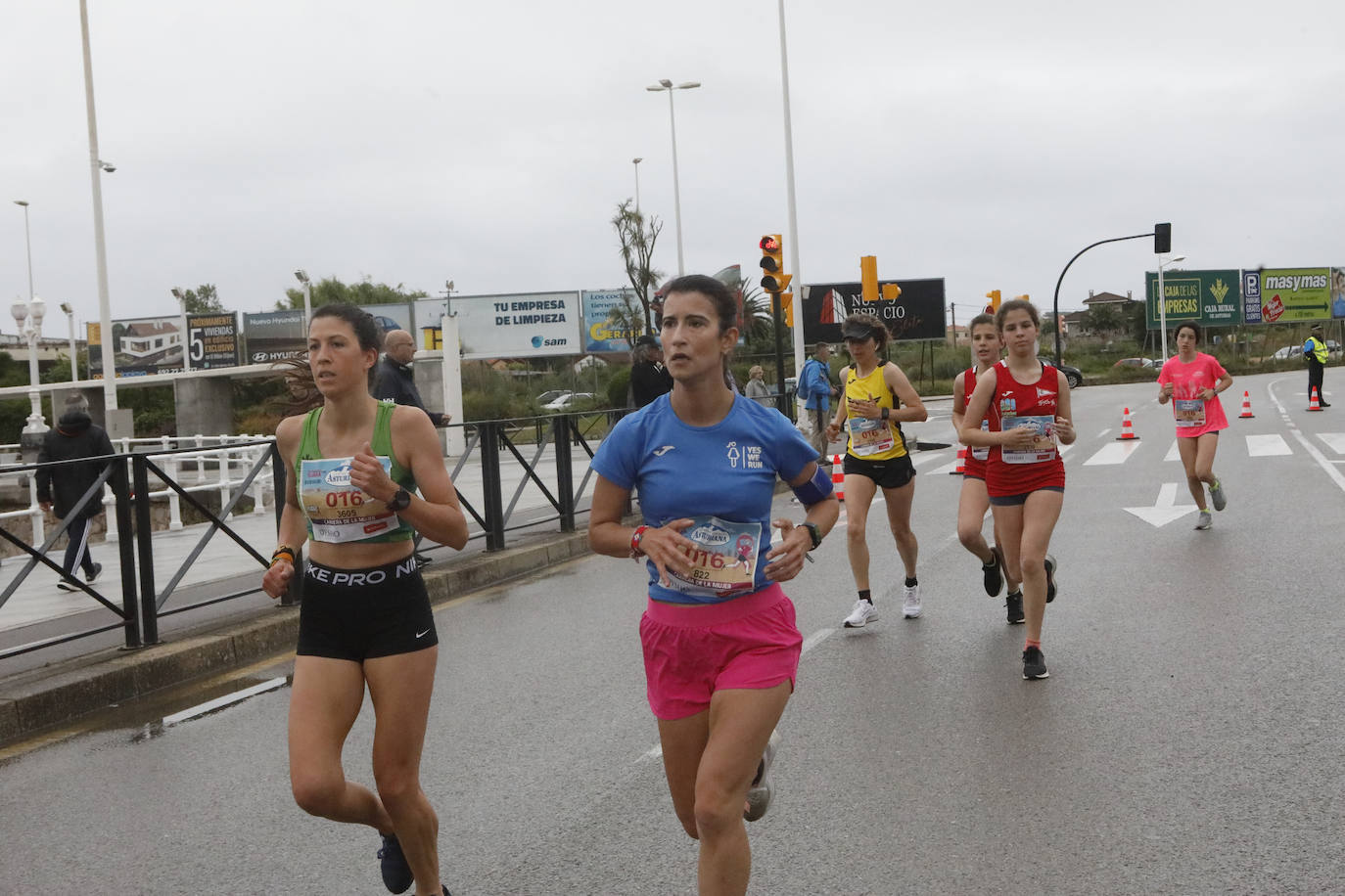 Una enorme marea rosa compuesta por unas 4.500 personas ha inundado este domingo Gijón. La Carrera de la Mujer, organizada por Central Lechera Asturiana, ha regresado a la ciudad en una jornada festiva, reivindicativa y solidaria. Las corredoras han completado los 5 kilómetros con salida en la Avenida Albert Einstein y meta en Las Mestas, y después se han sumado al festival de aeróbic y fitness de una hora. Justo antes de la salida se ha homenajeado a la alpinista local Rosa Fernández por ser un gran ejemplo para todas las deportistas asturianas. La vencedora ha sido Irene Rivero Miras, del AD Gijón Atletismo, que ha completado la prueba en 21'06. Algunas han ido corriendo y otras caminando, pero todas tenían algo en común: las luchas sociales. 