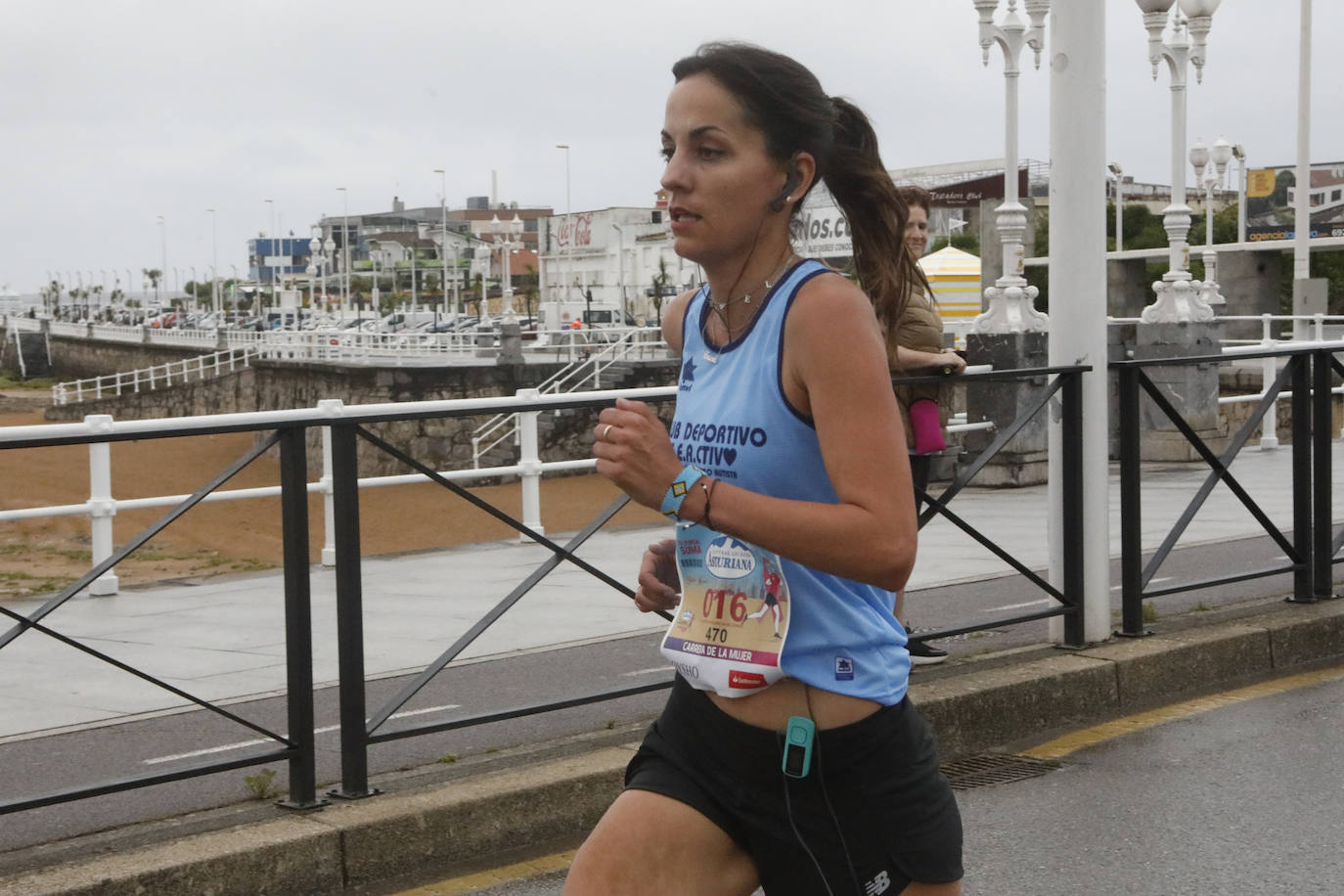 Una enorme marea rosa compuesta por unas 4.500 personas ha inundado este domingo Gijón. La Carrera de la Mujer, organizada por Central Lechera Asturiana, ha regresado a la ciudad en una jornada festiva, reivindicativa y solidaria. Las corredoras han completado los 5 kilómetros con salida en la Avenida Albert Einstein y meta en Las Mestas, y después se han sumado al festival de aeróbic y fitness de una hora. Justo antes de la salida se ha homenajeado a la alpinista local Rosa Fernández por ser un gran ejemplo para todas las deportistas asturianas. La vencedora ha sido Irene Rivero Miras, del AD Gijón Atletismo, que ha completado la prueba en 21'06. Algunas han ido corriendo y otras caminando, pero todas tenían algo en común: las luchas sociales. 