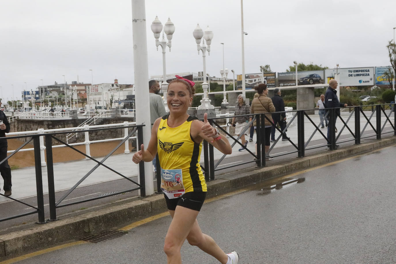 Una enorme marea rosa compuesta por unas 4.500 personas ha inundado este domingo Gijón. La Carrera de la Mujer, organizada por Central Lechera Asturiana, ha regresado a la ciudad en una jornada festiva, reivindicativa y solidaria. Las corredoras han completado los 5 kilómetros con salida en la Avenida Albert Einstein y meta en Las Mestas, y después se han sumado al festival de aeróbic y fitness de una hora. Justo antes de la salida se ha homenajeado a la alpinista local Rosa Fernández por ser un gran ejemplo para todas las deportistas asturianas. La vencedora ha sido Irene Rivero Miras, del AD Gijón Atletismo, que ha completado la prueba en 21'06. Algunas han ido corriendo y otras caminando, pero todas tenían algo en común: las luchas sociales. 