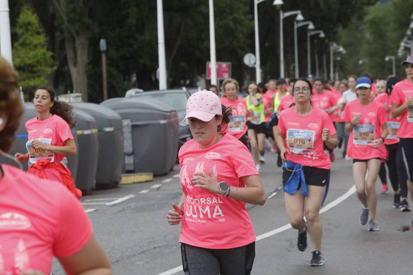 Una enorme marea rosa compuesta por unas 4.500 personas ha inundado este domingo Gijón. La Carrera de la Mujer, organizada por Central Lechera Asturiana, ha regresado a la ciudad en una jornada festiva, reivindicativa y solidaria. Las corredoras han completado los 5 kilómetros con salida en la Avenida Albert Einstein y meta en Las Mestas, y después se han sumado al festival de aeróbic y fitness de una hora. Justo antes de la salida se ha homenajeado a la alpinista local Rosa Fernández por ser un gran ejemplo para todas las deportistas asturianas. La vencedora ha sido Irene Rivero Miras, del AD Gijón Atletismo, que ha completado la prueba en 21'06. Algunas han ido corriendo y otras caminando, pero todas tenían algo en común: las luchas sociales. 