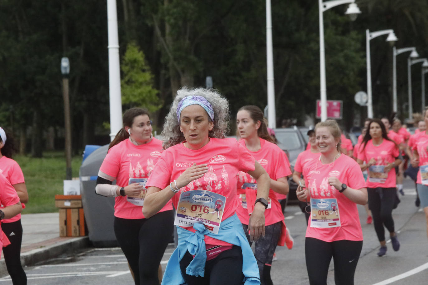 Una enorme marea rosa compuesta por unas 4.500 personas ha inundado este domingo Gijón. La Carrera de la Mujer, organizada por Central Lechera Asturiana, ha regresado a la ciudad en una jornada festiva, reivindicativa y solidaria. Las corredoras han completado los 5 kilómetros con salida en la Avenida Albert Einstein y meta en Las Mestas, y después se han sumado al festival de aeróbic y fitness de una hora. Justo antes de la salida se ha homenajeado a la alpinista local Rosa Fernández por ser un gran ejemplo para todas las deportistas asturianas. La vencedora ha sido Irene Rivero Miras, del AD Gijón Atletismo, que ha completado la prueba en 21'06. Algunas han ido corriendo y otras caminando, pero todas tenían algo en común: las luchas sociales. 