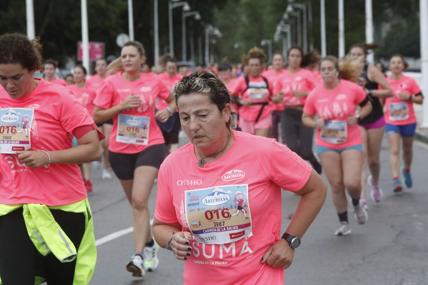 Una enorme marea rosa compuesta por unas 4.500 personas ha inundado este domingo Gijón. La Carrera de la Mujer, organizada por Central Lechera Asturiana, ha regresado a la ciudad en una jornada festiva, reivindicativa y solidaria. Las corredoras han completado los 5 kilómetros con salida en la Avenida Albert Einstein y meta en Las Mestas, y después se han sumado al festival de aeróbic y fitness de una hora. Justo antes de la salida se ha homenajeado a la alpinista local Rosa Fernández por ser un gran ejemplo para todas las deportistas asturianas. La vencedora ha sido Irene Rivero Miras, del AD Gijón Atletismo, que ha completado la prueba en 21'06. Algunas han ido corriendo y otras caminando, pero todas tenían algo en común: las luchas sociales. 