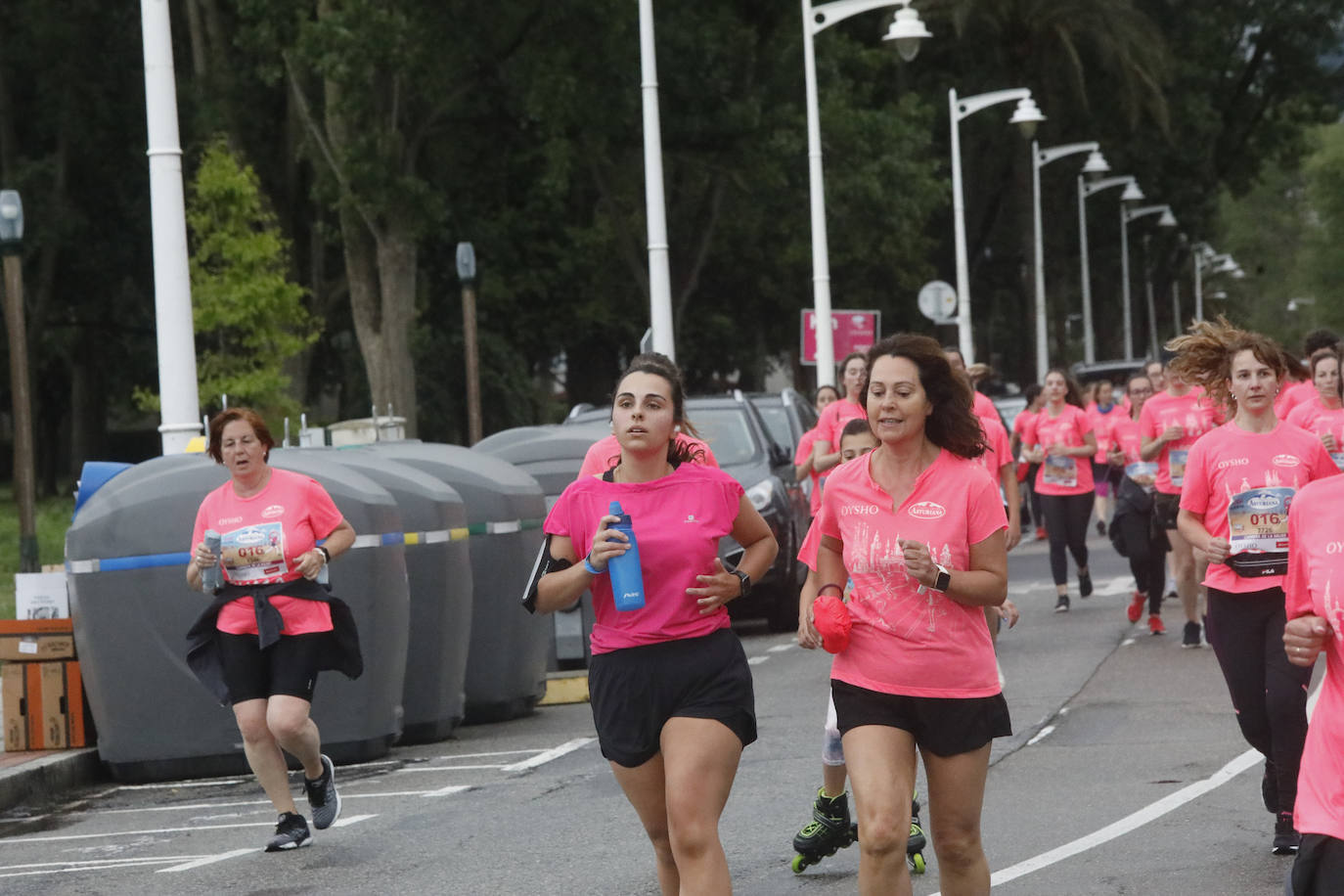 Una enorme marea rosa compuesta por unas 4.500 personas ha inundado este domingo Gijón. La Carrera de la Mujer, organizada por Central Lechera Asturiana, ha regresado a la ciudad en una jornada festiva, reivindicativa y solidaria. Las corredoras han completado los 5 kilómetros con salida en la Avenida Albert Einstein y meta en Las Mestas, y después se han sumado al festival de aeróbic y fitness de una hora. Justo antes de la salida se ha homenajeado a la alpinista local Rosa Fernández por ser un gran ejemplo para todas las deportistas asturianas. La vencedora ha sido Irene Rivero Miras, del AD Gijón Atletismo, que ha completado la prueba en 21'06. Algunas han ido corriendo y otras caminando, pero todas tenían algo en común: las luchas sociales. 