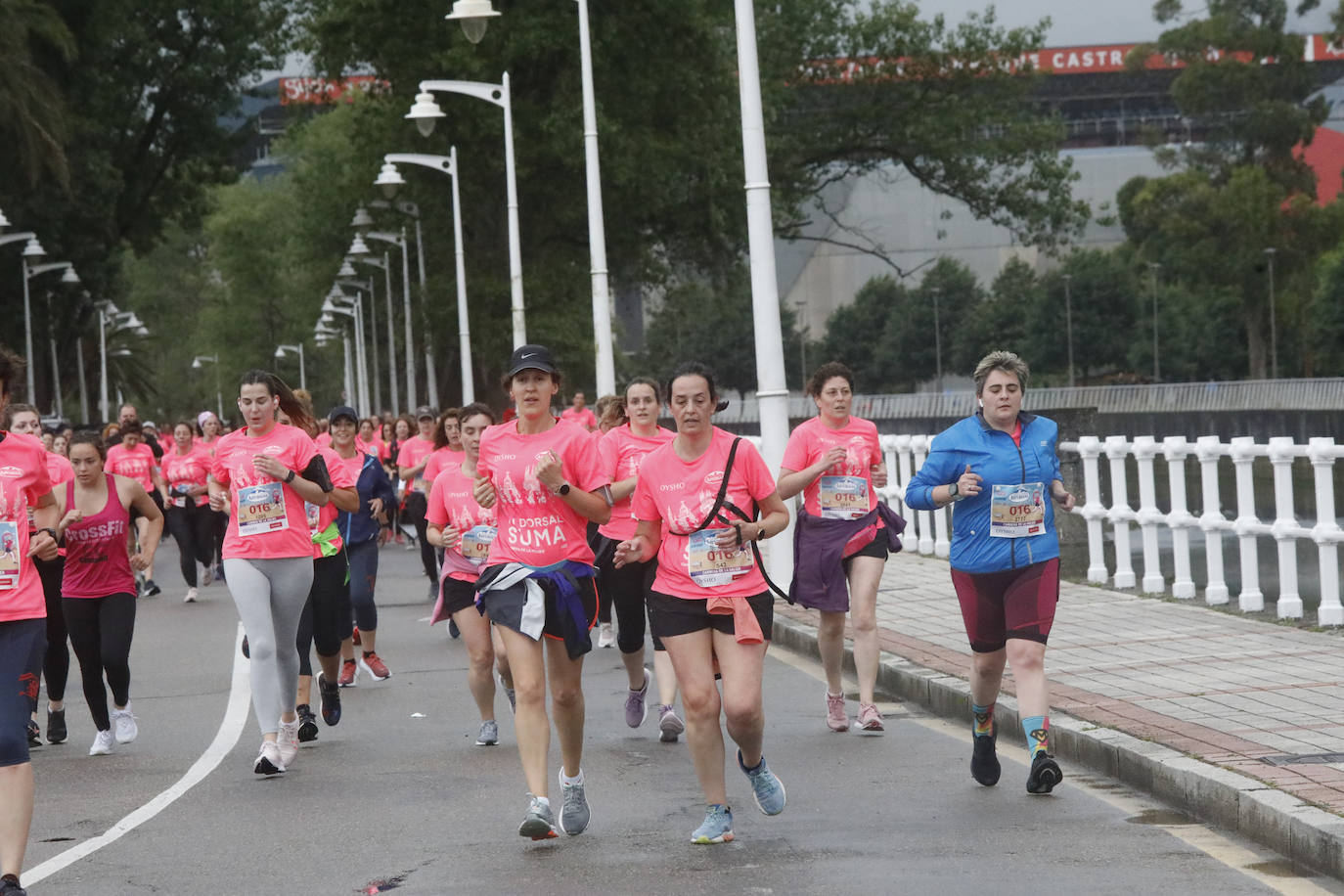 Una enorme marea rosa compuesta por unas 4.500 personas ha inundado este domingo Gijón. La Carrera de la Mujer, organizada por Central Lechera Asturiana, ha regresado a la ciudad en una jornada festiva, reivindicativa y solidaria. Las corredoras han completado los 5 kilómetros con salida en la Avenida Albert Einstein y meta en Las Mestas, y después se han sumado al festival de aeróbic y fitness de una hora. Justo antes de la salida se ha homenajeado a la alpinista local Rosa Fernández por ser un gran ejemplo para todas las deportistas asturianas. La vencedora ha sido Irene Rivero Miras, del AD Gijón Atletismo, que ha completado la prueba en 21'06. Algunas han ido corriendo y otras caminando, pero todas tenían algo en común: las luchas sociales. 