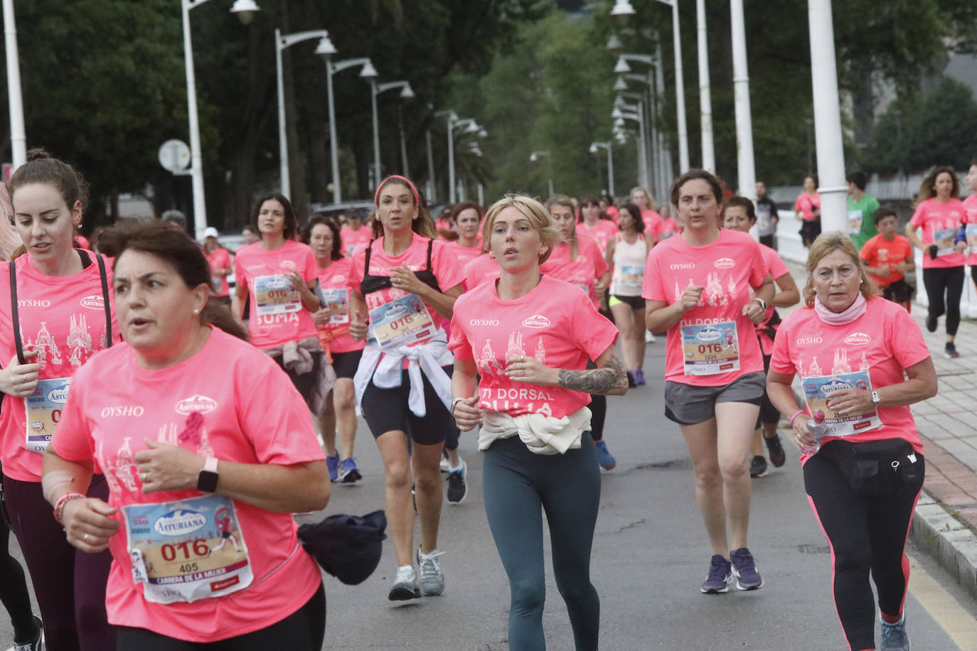 Una enorme marea rosa compuesta por unas 4.500 personas ha inundado este domingo Gijón. La Carrera de la Mujer, organizada por Central Lechera Asturiana, ha regresado a la ciudad en una jornada festiva, reivindicativa y solidaria. Las corredoras han completado los 5 kilómetros con salida en la Avenida Albert Einstein y meta en Las Mestas, y después se han sumado al festival de aeróbic y fitness de una hora. Justo antes de la salida se ha homenajeado a la alpinista local Rosa Fernández por ser un gran ejemplo para todas las deportistas asturianas. La vencedora ha sido Irene Rivero Miras, del AD Gijón Atletismo, que ha completado la prueba en 21'06. Algunas han ido corriendo y otras caminando, pero todas tenían algo en común: las luchas sociales. 