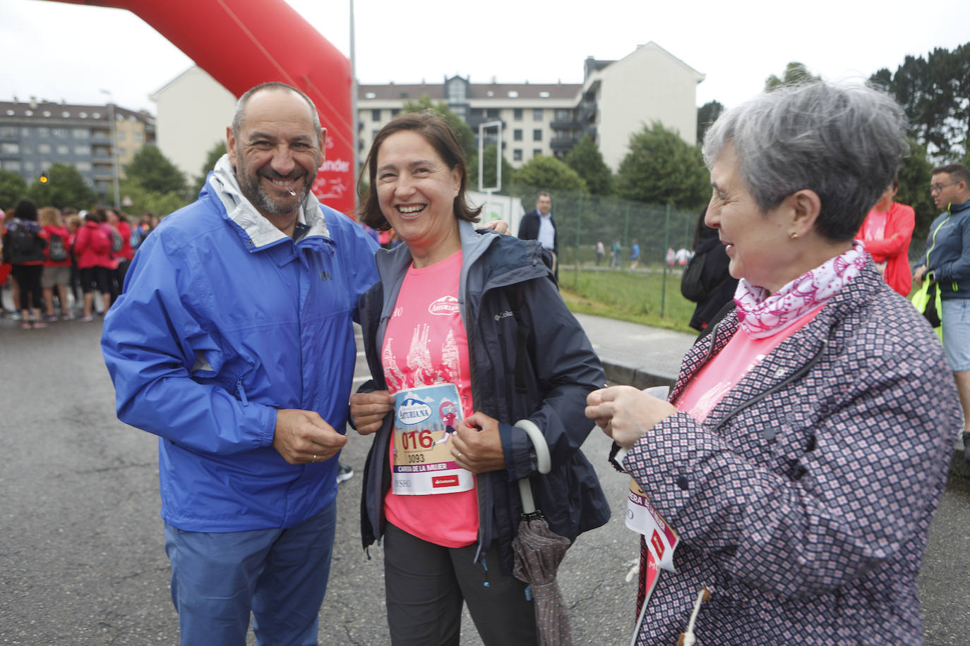 Una enorme marea rosa compuesta por unas 4.500 personas ha inundado este domingo Gijón. La Carrera de la Mujer, organizada por Central Lechera Asturiana, ha regresado a la ciudad en una jornada festiva, reivindicativa y solidaria. Las corredoras han completado los 5 kilómetros con salida en la Avenida Albert Einstein y meta en Las Mestas, y después se han sumado al festival de aeróbic y fitness de una hora. Justo antes de la salida se ha homenajeado a la alpinista local Rosa Fernández por ser un gran ejemplo para todas las deportistas asturianas. La vencedora ha sido Irene Rivero Miras, del AD Gijón Atletismo, que ha completado la prueba en 21'06. Algunas han ido corriendo y otras caminando, pero todas tenían algo en común: las luchas sociales. 