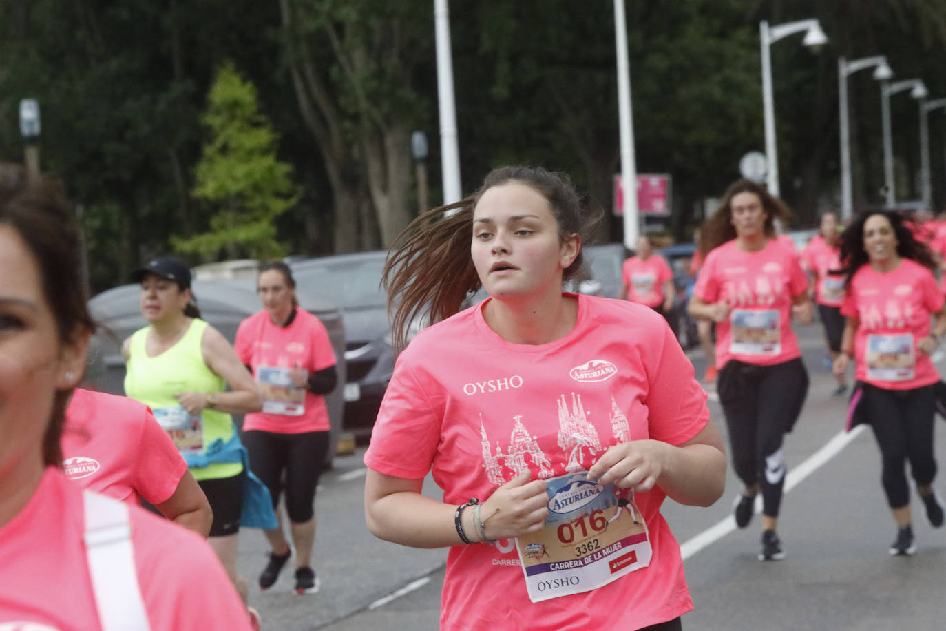 Una enorme marea rosa compuesta por unas 4.500 personas ha inundado este domingo Gijón. La Carrera de la Mujer, organizada por Central Lechera Asturiana, ha regresado a la ciudad en una jornada festiva, reivindicativa y solidaria. Las corredoras han completado los 5 kilómetros con salida en la Avenida Albert Einstein y meta en Las Mestas, y después se han sumado al festival de aeróbic y fitness de una hora. Justo antes de la salida se ha homenajeado a la alpinista local Rosa Fernández por ser un gran ejemplo para todas las deportistas asturianas. La vencedora ha sido Irene Rivero Miras, del AD Gijón Atletismo, que ha completado la prueba en 21'06. Algunas han ido corriendo y otras caminando, pero todas tenían algo en común: las luchas sociales. 