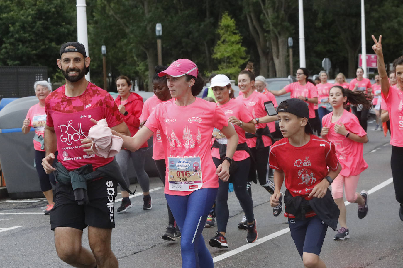 Una enorme marea rosa compuesta por unas 4.500 personas ha inundado este domingo Gijón. La Carrera de la Mujer, organizada por Central Lechera Asturiana, ha regresado a la ciudad en una jornada festiva, reivindicativa y solidaria. Las corredoras han completado los 5 kilómetros con salida en la Avenida Albert Einstein y meta en Las Mestas, y después se han sumado al festival de aeróbic y fitness de una hora. Justo antes de la salida se ha homenajeado a la alpinista local Rosa Fernández por ser un gran ejemplo para todas las deportistas asturianas. La vencedora ha sido Irene Rivero Miras, del AD Gijón Atletismo, que ha completado la prueba en 21'06. Algunas han ido corriendo y otras caminando, pero todas tenían algo en común: las luchas sociales. 