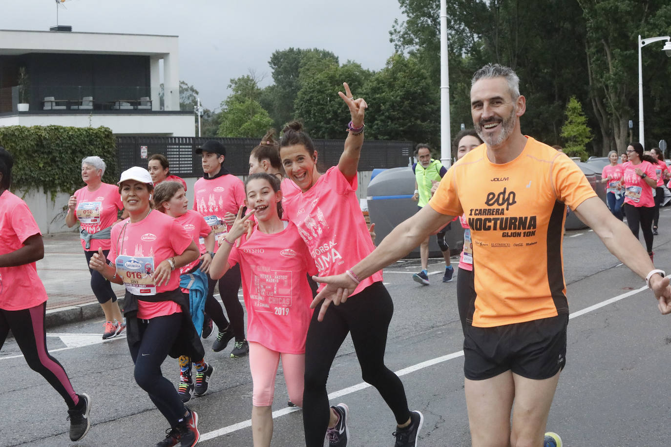 Una enorme marea rosa compuesta por unas 4.500 personas ha inundado este domingo Gijón. La Carrera de la Mujer, organizada por Central Lechera Asturiana, ha regresado a la ciudad en una jornada festiva, reivindicativa y solidaria. Las corredoras han completado los 5 kilómetros con salida en la Avenida Albert Einstein y meta en Las Mestas, y después se han sumado al festival de aeróbic y fitness de una hora. Justo antes de la salida se ha homenajeado a la alpinista local Rosa Fernández por ser un gran ejemplo para todas las deportistas asturianas. La vencedora ha sido Irene Rivero Miras, del AD Gijón Atletismo, que ha completado la prueba en 21'06. Algunas han ido corriendo y otras caminando, pero todas tenían algo en común: las luchas sociales. 