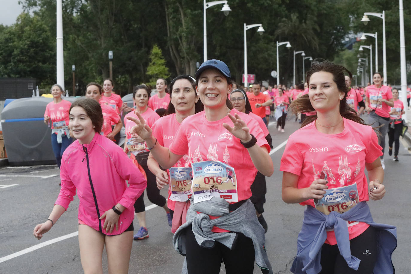 Una enorme marea rosa compuesta por unas 4.500 personas ha inundado este domingo Gijón. La Carrera de la Mujer, organizada por Central Lechera Asturiana, ha regresado a la ciudad en una jornada festiva, reivindicativa y solidaria. Las corredoras han completado los 5 kilómetros con salida en la Avenida Albert Einstein y meta en Las Mestas, y después se han sumado al festival de aeróbic y fitness de una hora. Justo antes de la salida se ha homenajeado a la alpinista local Rosa Fernández por ser un gran ejemplo para todas las deportistas asturianas. La vencedora ha sido Irene Rivero Miras, del AD Gijón Atletismo, que ha completado la prueba en 21'06. Algunas han ido corriendo y otras caminando, pero todas tenían algo en común: las luchas sociales. 