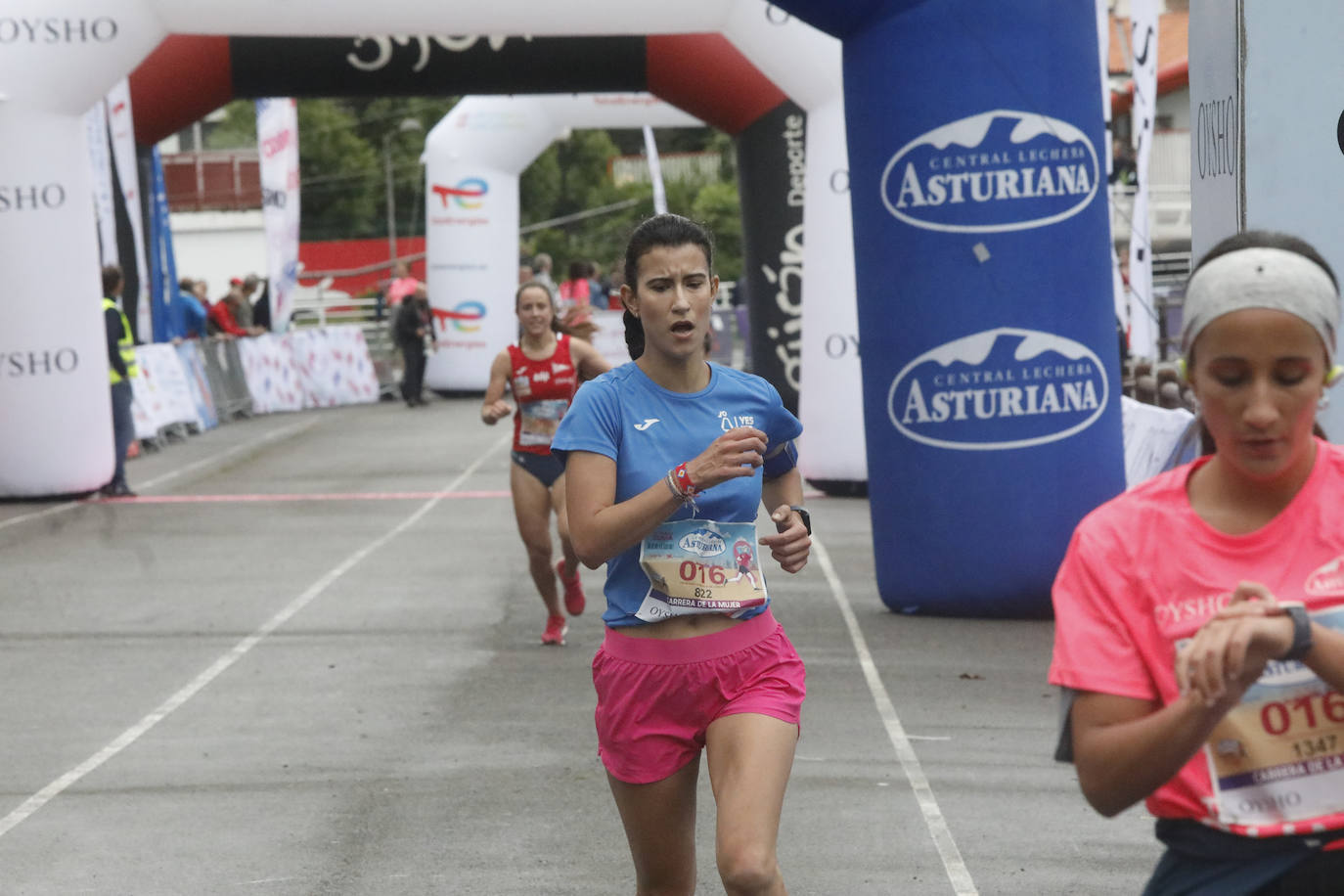 Una enorme marea rosa compuesta por unas 4.500 personas ha inundado este domingo Gijón. La Carrera de la Mujer, organizada por Central Lechera Asturiana, ha regresado a la ciudad en una jornada festiva, reivindicativa y solidaria. Las corredoras han completado los 5 kilómetros con salida en la Avenida Albert Einstein y meta en Las Mestas, y después se han sumado al festival de aeróbic y fitness de una hora. Justo antes de la salida se ha homenajeado a la alpinista local Rosa Fernández por ser un gran ejemplo para todas las deportistas asturianas. La vencedora ha sido Irene Rivero Miras, del AD Gijón Atletismo, que ha completado la prueba en 21'06. Algunas han ido corriendo y otras caminando, pero todas tenían algo en común: las luchas sociales. 