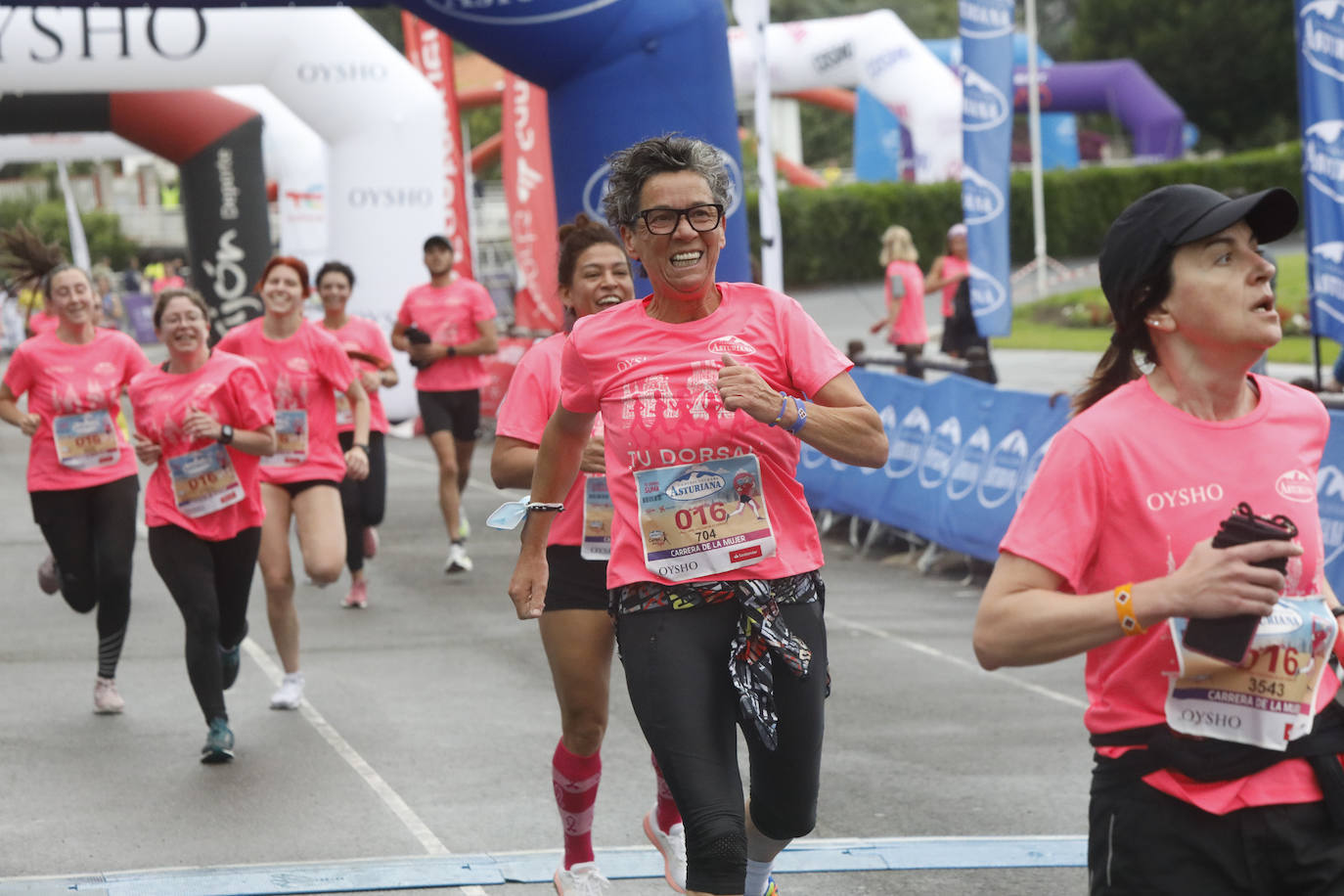 Una enorme marea rosa compuesta por unas 4.500 personas ha inundado este domingo Gijón. La Carrera de la Mujer, organizada por Central Lechera Asturiana, ha regresado a la ciudad en una jornada festiva, reivindicativa y solidaria. Las corredoras han completado los 5 kilómetros con salida en la Avenida Albert Einstein y meta en Las Mestas, y después se han sumado al festival de aeróbic y fitness de una hora. Justo antes de la salida se ha homenajeado a la alpinista local Rosa Fernández por ser un gran ejemplo para todas las deportistas asturianas. La vencedora ha sido Irene Rivero Miras, del AD Gijón Atletismo, que ha completado la prueba en 21'06. Algunas han ido corriendo y otras caminando, pero todas tenían algo en común: las luchas sociales. 