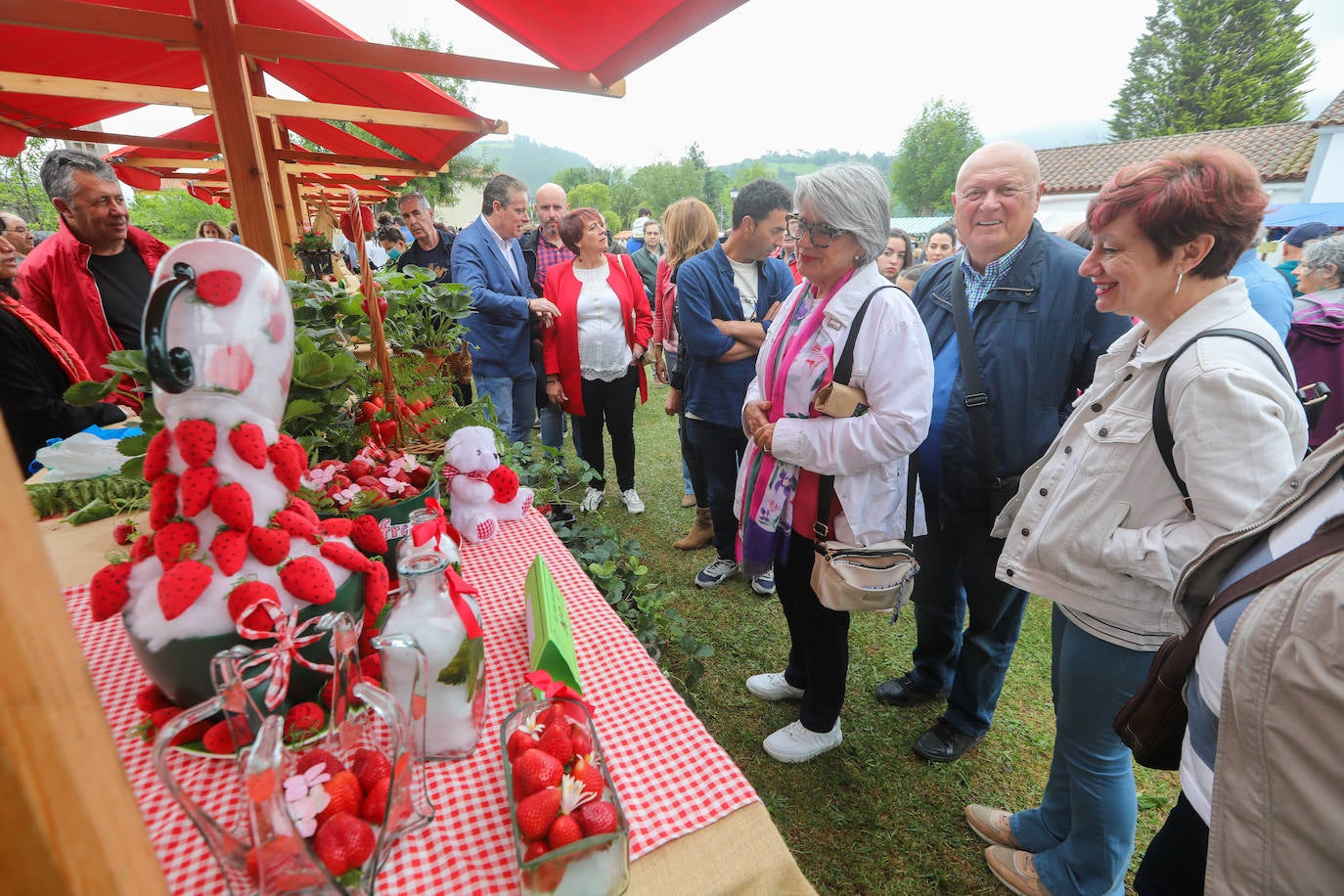 El Festival de la Fresa de Candamo contó en esta edición con una gran acogida pese al mal tiempo. 
