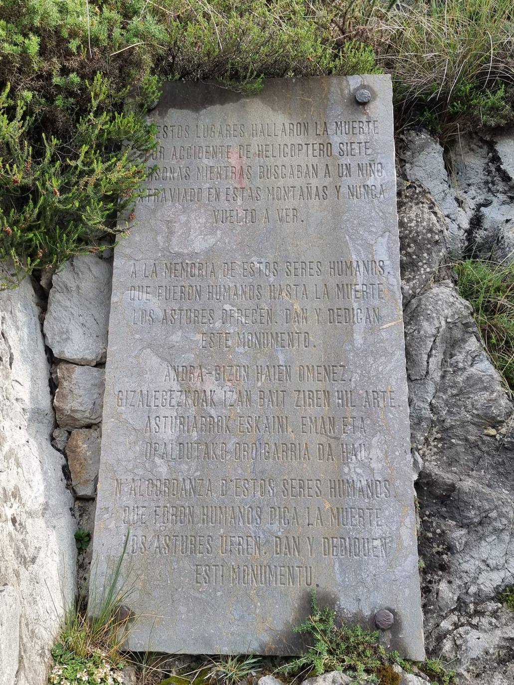 Se cumplen 35 años del accidente de helicóptero más grave de nuestra región que se llevó la vida de siete personas y cuatro perros durante el operativo de búsqueda de Germán Quintana, desaparecido durante una excursión escolar. La Unidad Canina de Rescate del Principado de Asturias (UCRPA) conmemora un año más el trágico accidente junto allago Enol. 