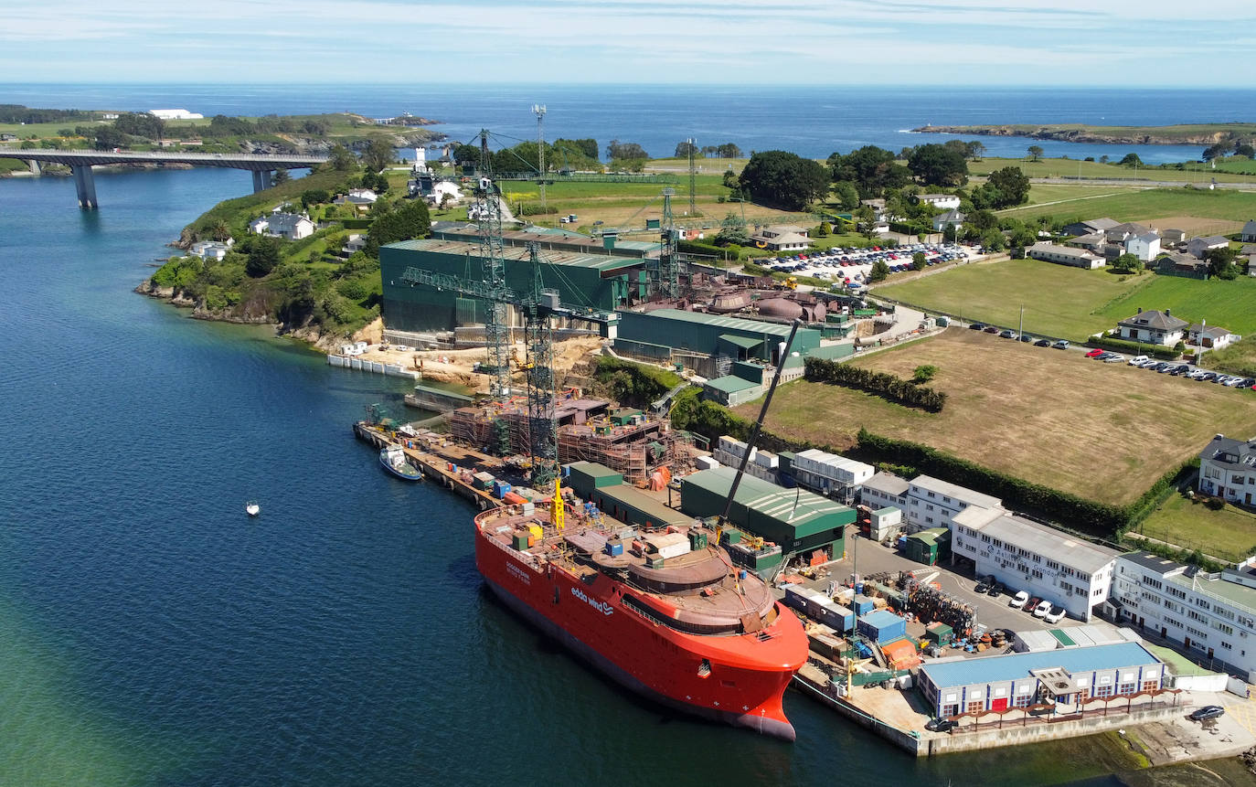 La empresa que encabeza Álvaro Platero construye barcos innovadores. Son tecnológicamente los más avanzados del mundo, con propulsión de hidrógeno o 100% eléctricos. Desde Castropol exporta la totalidad de su producción, fundamentalmente a Noruega, país que se ha convertido en un principal cliente.