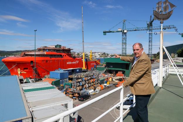 Álvaro Platero señala, desde la terraza de la vivienda familiar, el siguiente barco que se irá rumbo a Noruega para la empresa Edda Wind. Tras él la veleta que le regaló el armador noruego con forma de galeón, traída desde Oslo, y de la que solo hay tres en el mundo. 