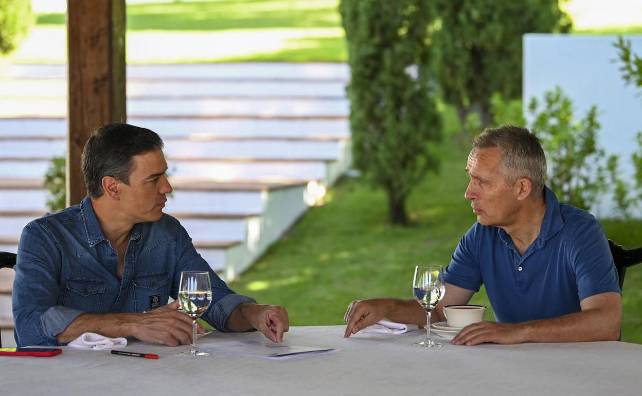 El presidente del Gobierno, Pedro Sánchez, junto al Secretario General de la OTAN, Jens Stoltenberg. 