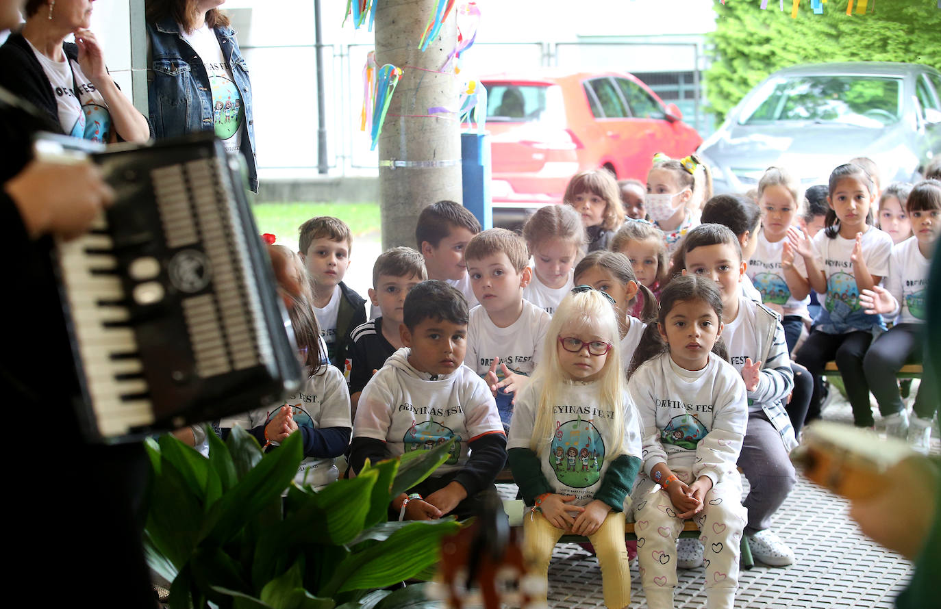 Rita Ojanguren y Silvia Von Nadie interpretan canciones en varios idiomas para los niños de Infantil del colegio de Ventanielles durante la celebración del Oreyinas Fest.