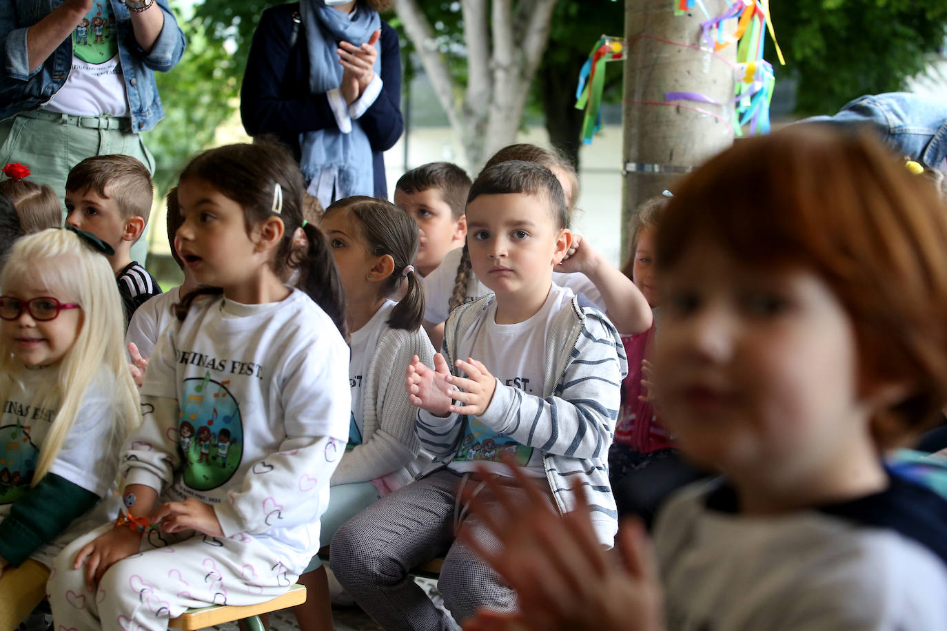 Rita Ojanguren y Silvia Von Nadie interpretan canciones en varios idiomas para los niños de Infantil del colegio de Ventanielles durante la celebración del Oreyinas Fest.